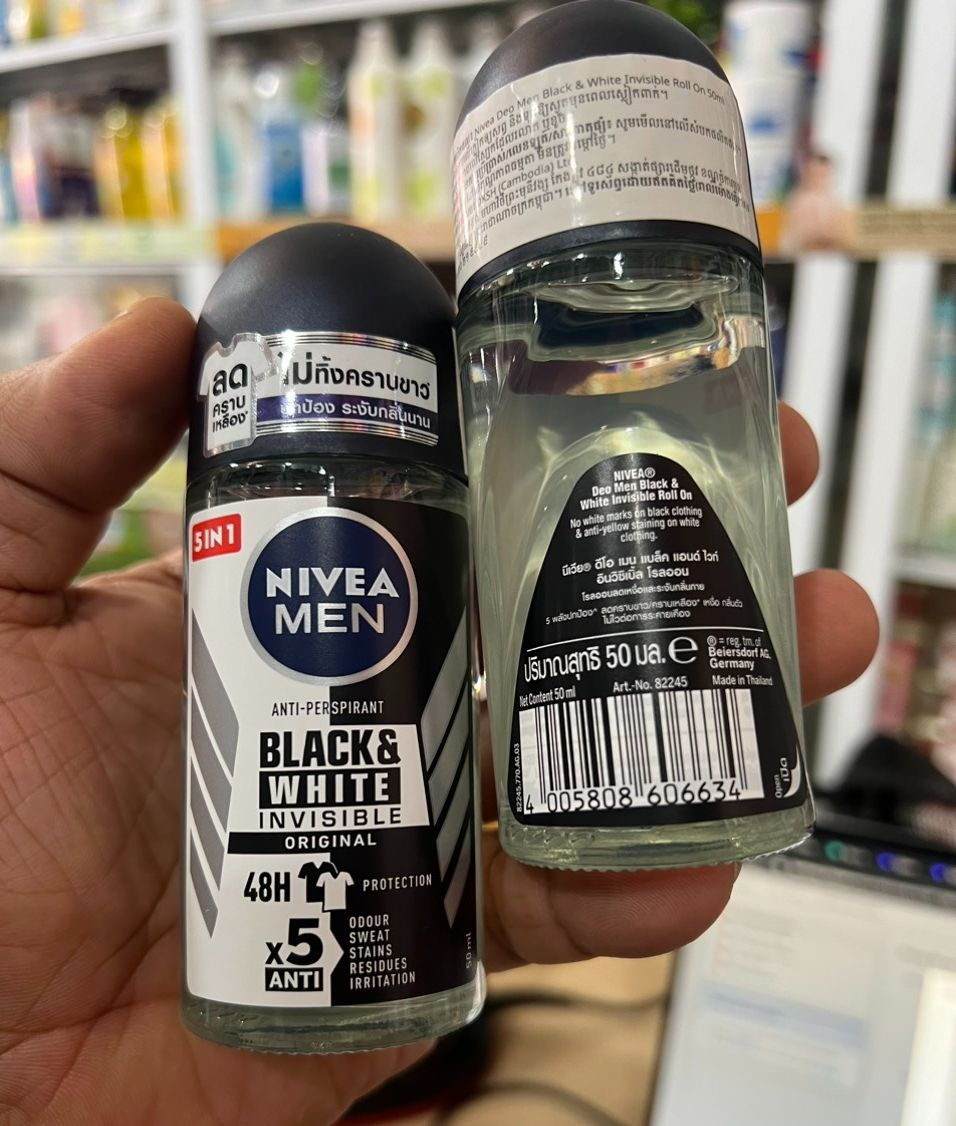 Lăn khử mùi Nivea Men Invisible For Black & White chai 50ml