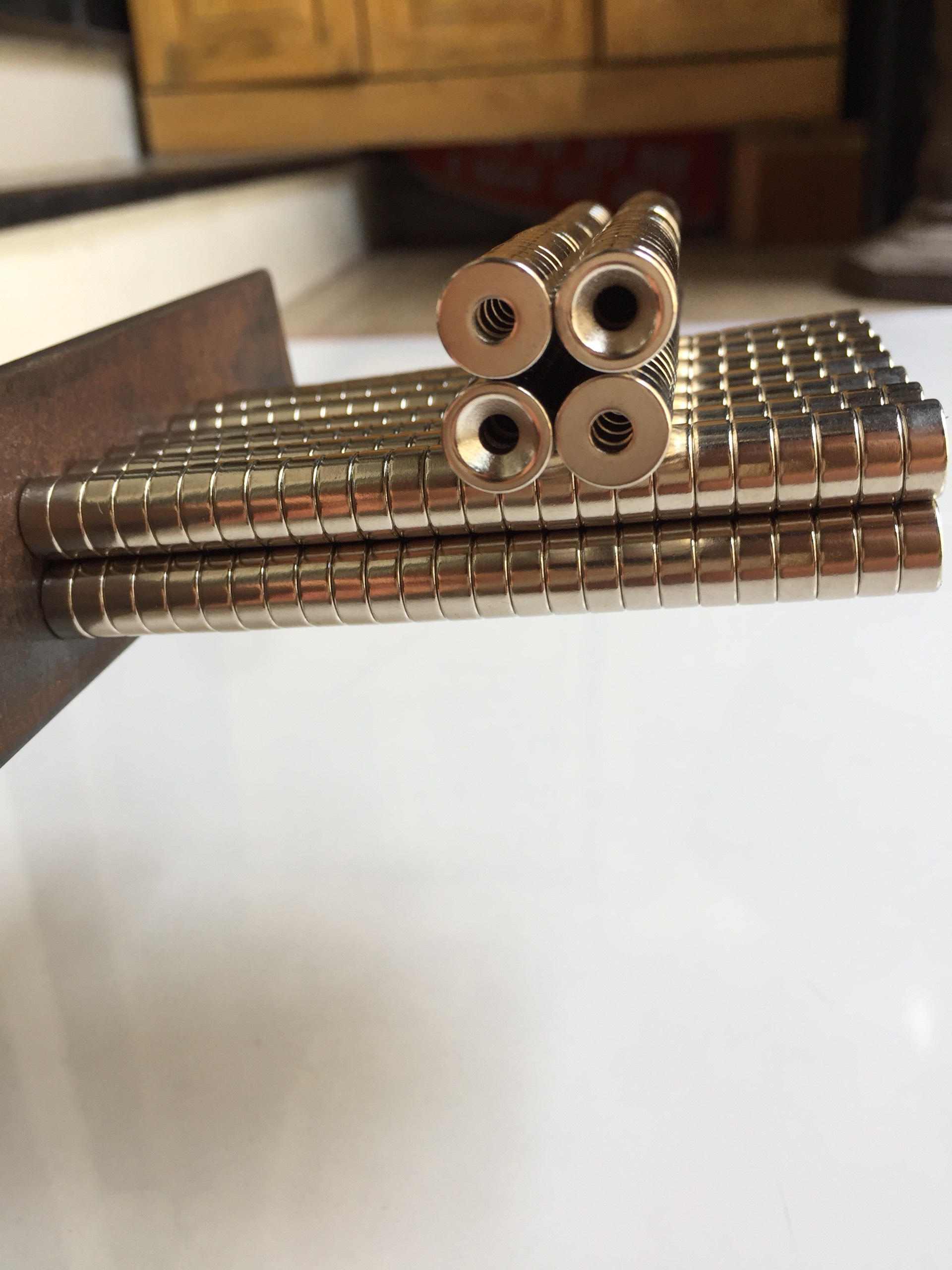 Viên nam châm đất hiếm NdFeB Ø 10x5mm lực từ cực mạnh lỗ vát bắt vít chìm