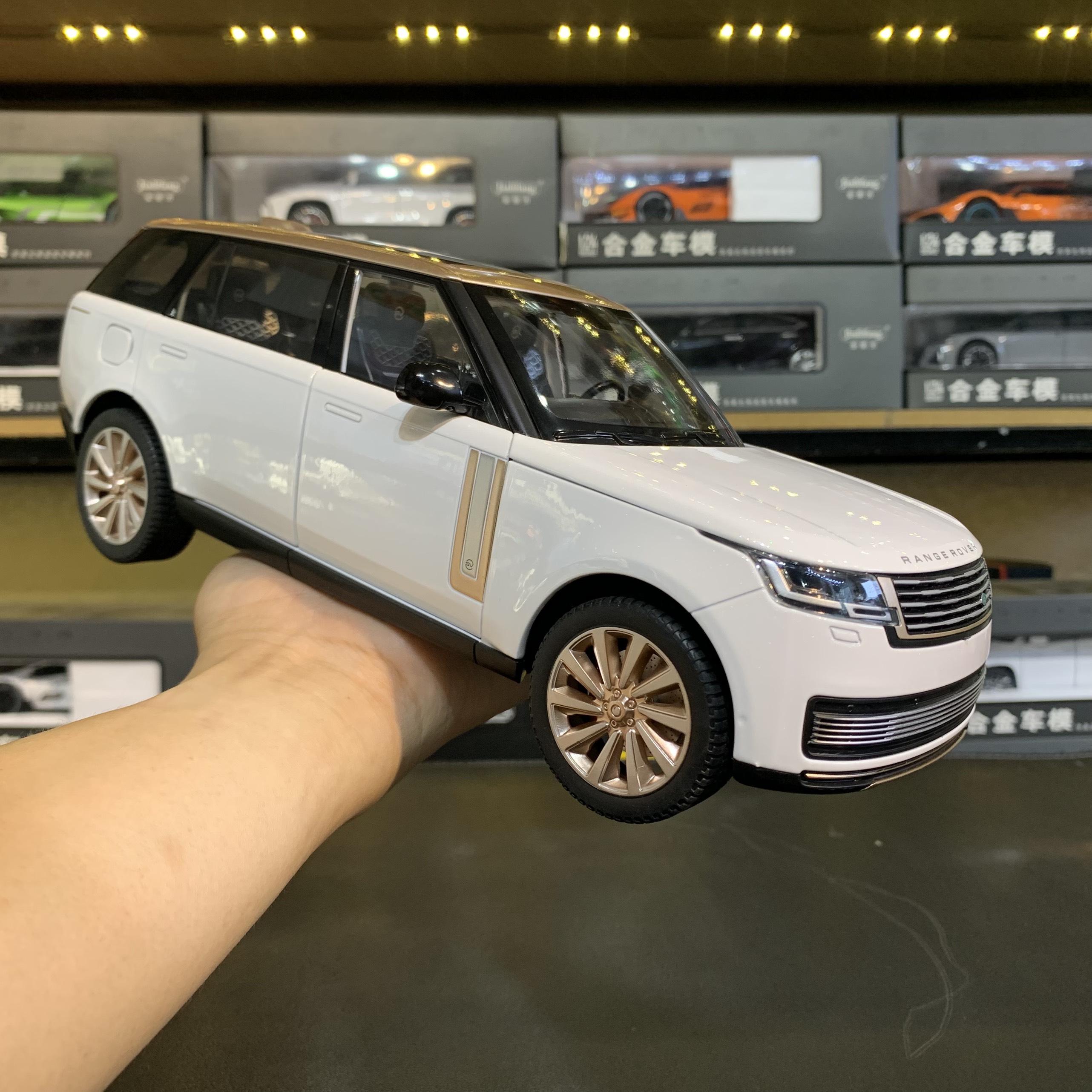 Mô hình xe land rover range rover autobiography 2023 tỉ lệ 1:18 qyv