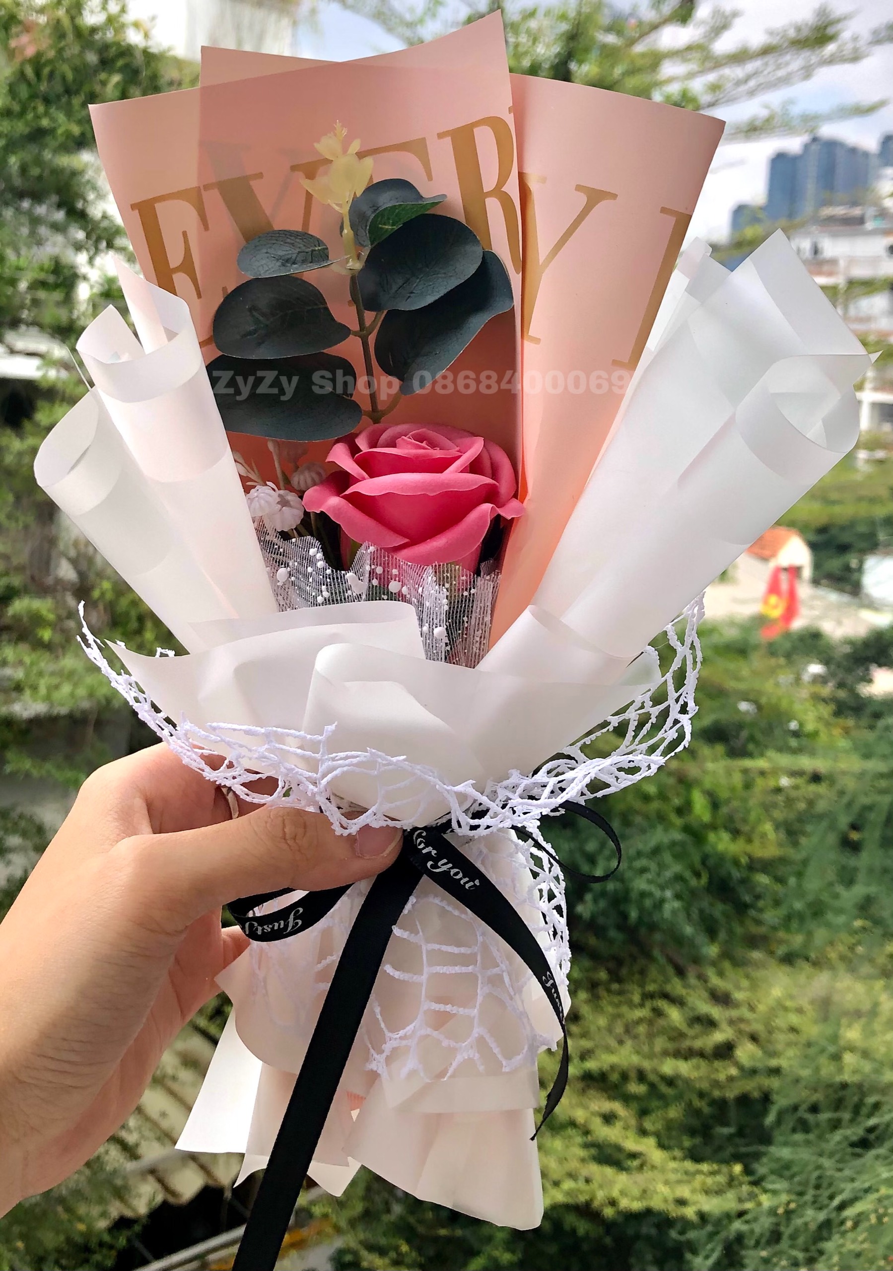 Hoa sáp kèm lá táo thanh lịch