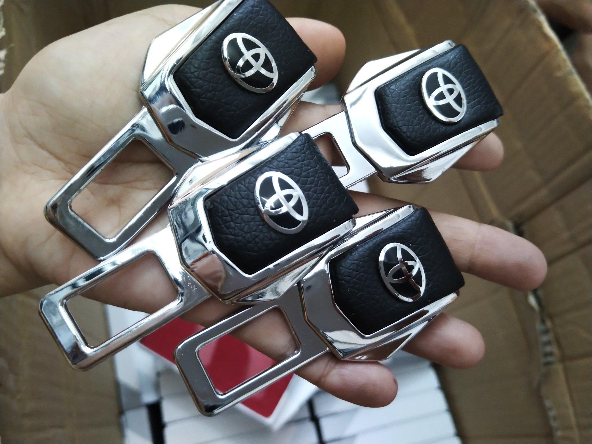 Chốt an toàn oto logo TOYOTA