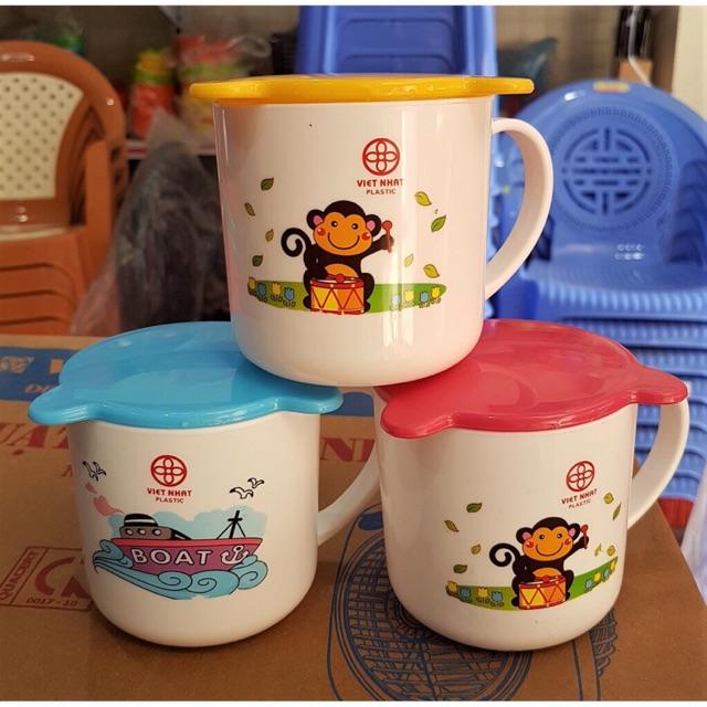 Cốc nhựa an toàn uống nước việt nhật có nắp đậy ( màu ngẫu nhiên )