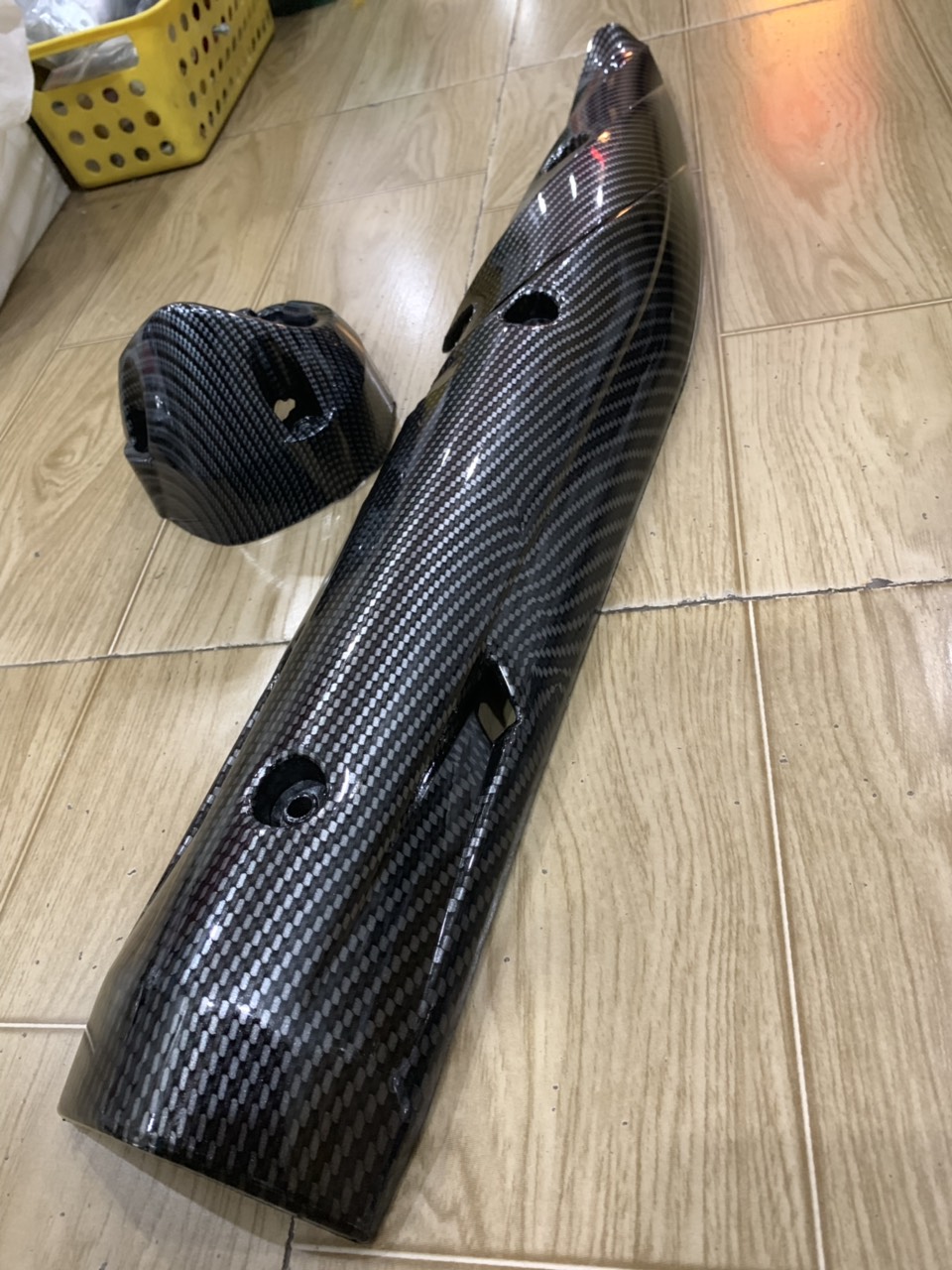 Ốp pô và chụp đích pô xe exciter 150 màu cacbon mẫu xoắn