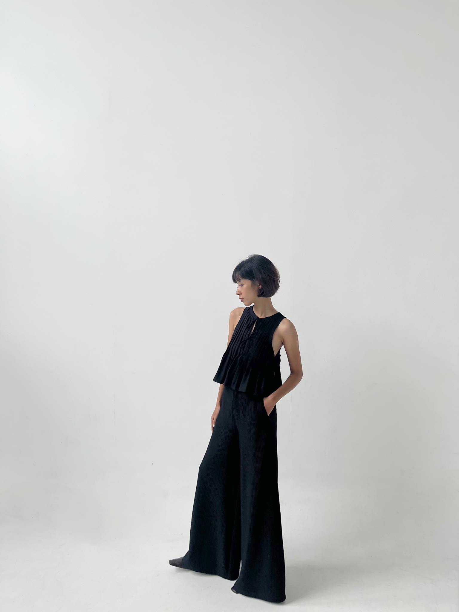 /ouba:d/ - ÁO ĐEN XẾP LY sát nách cổ tròn form suông basic nữ chất vải linen mềm S/M