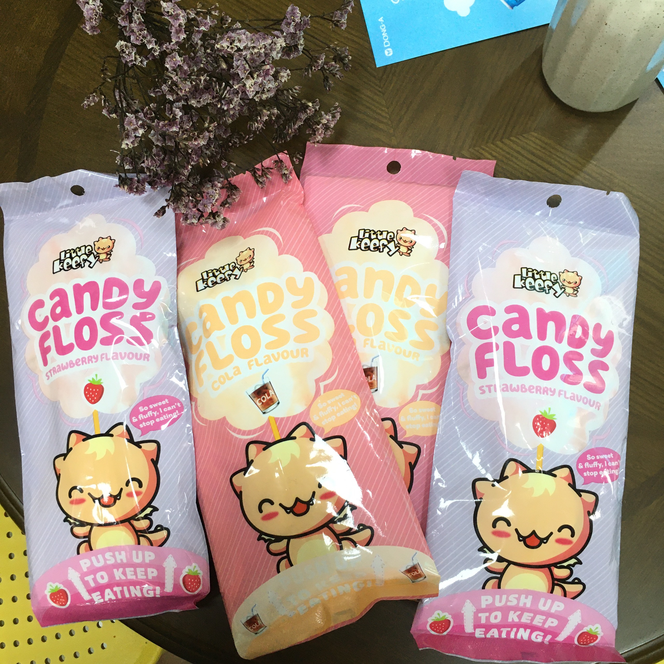 Kẹo bông gòn cola dâu