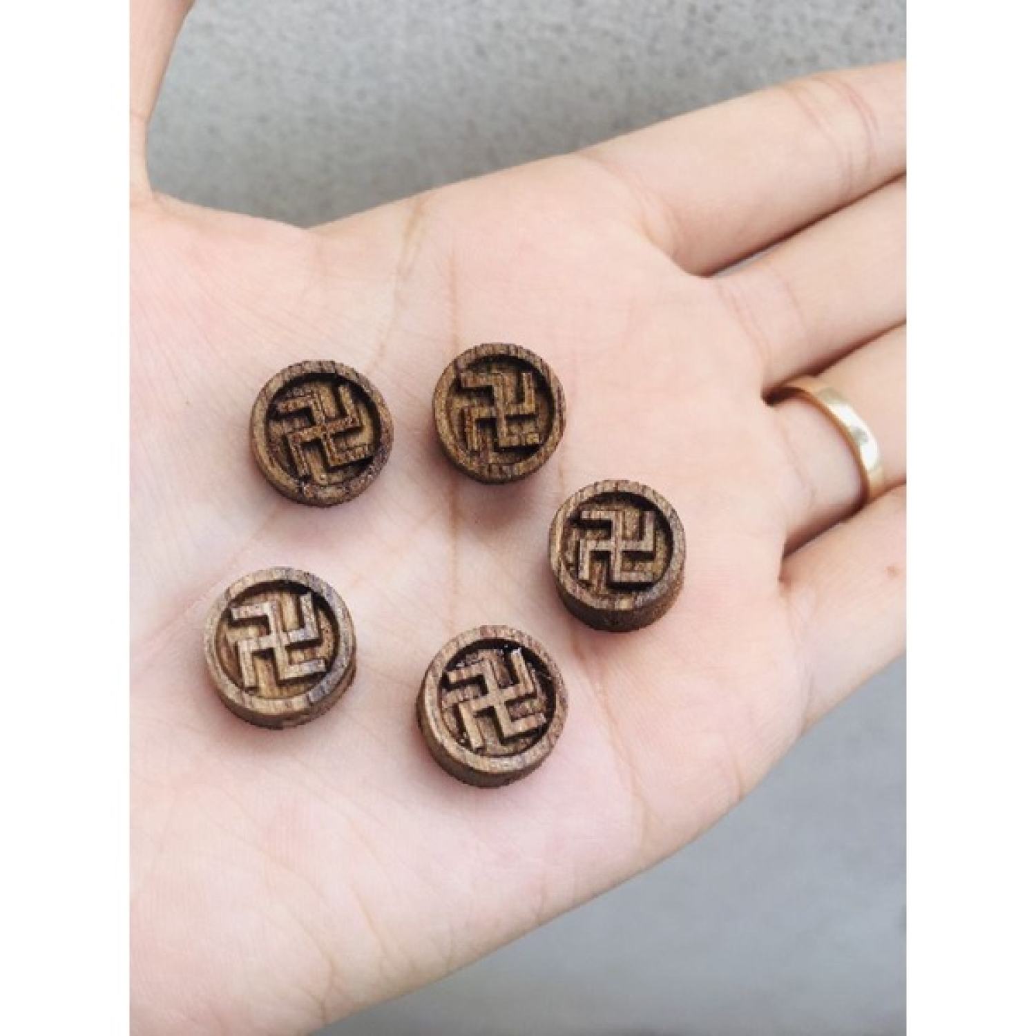 [Tặng dây]Charm Chữ Vạn Trầm Hương Tốc