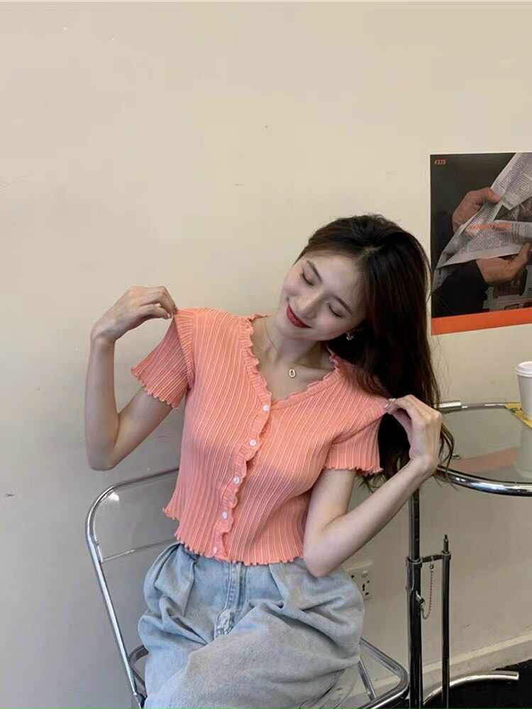 Áo croptop cổ tim viền bèo phối nút cực sang