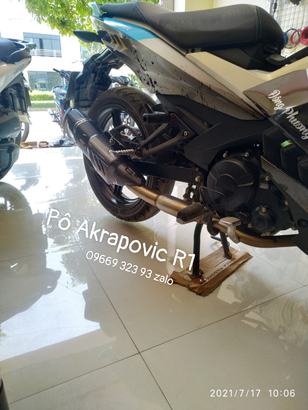 pô akrapovic r1 tem khắc