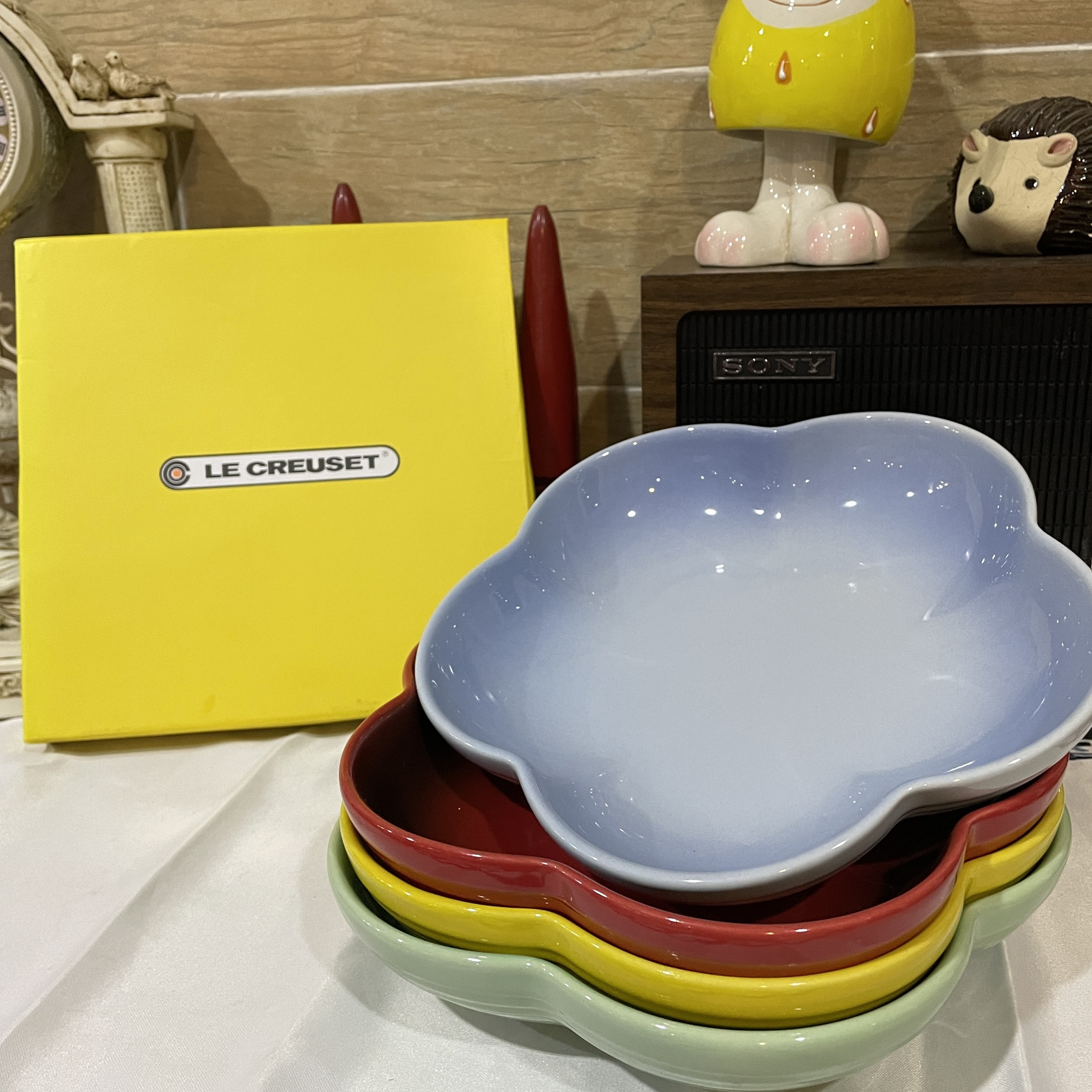 Set 4 cái đĩa Le Creuset ( Màu ngẫu nhiên ) hình dạng hoa 5 cánh 8" - 20cm- Le Creuset Flower Plate Dish 8" Bright Rainbow 4 Color