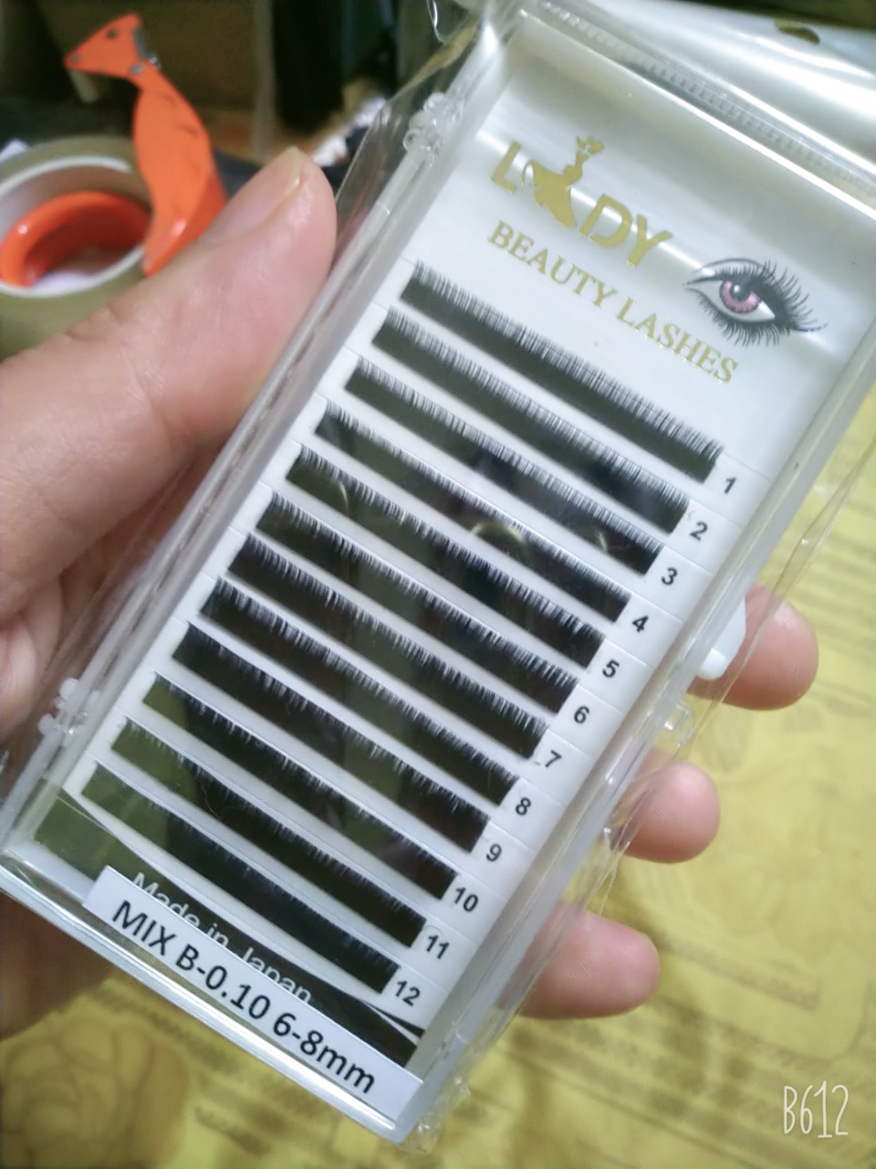 1 tray eyelash extension under