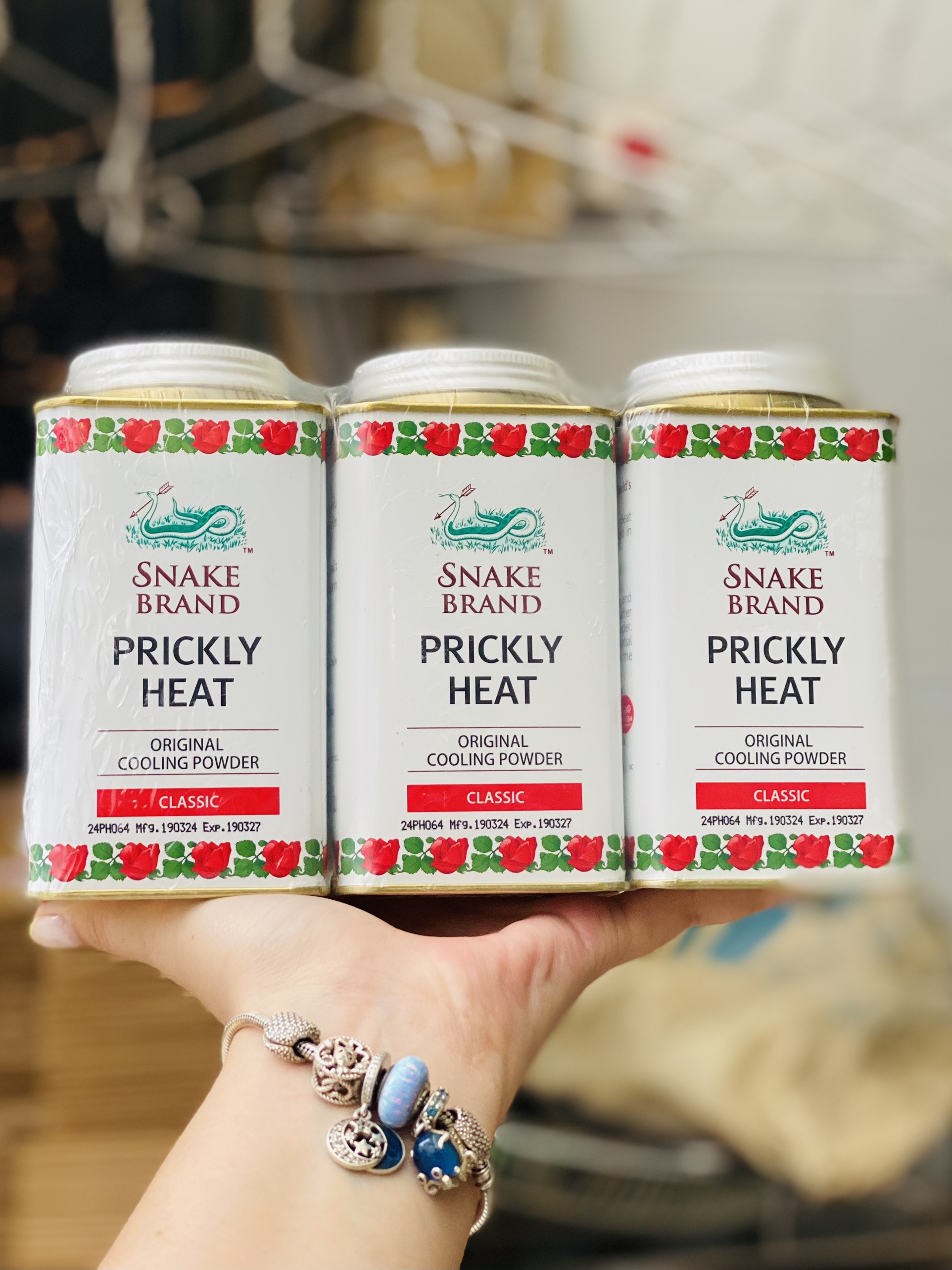 Phấn Rôm Lạnh Snake Brand Prickly Heat 140g Thái Lan