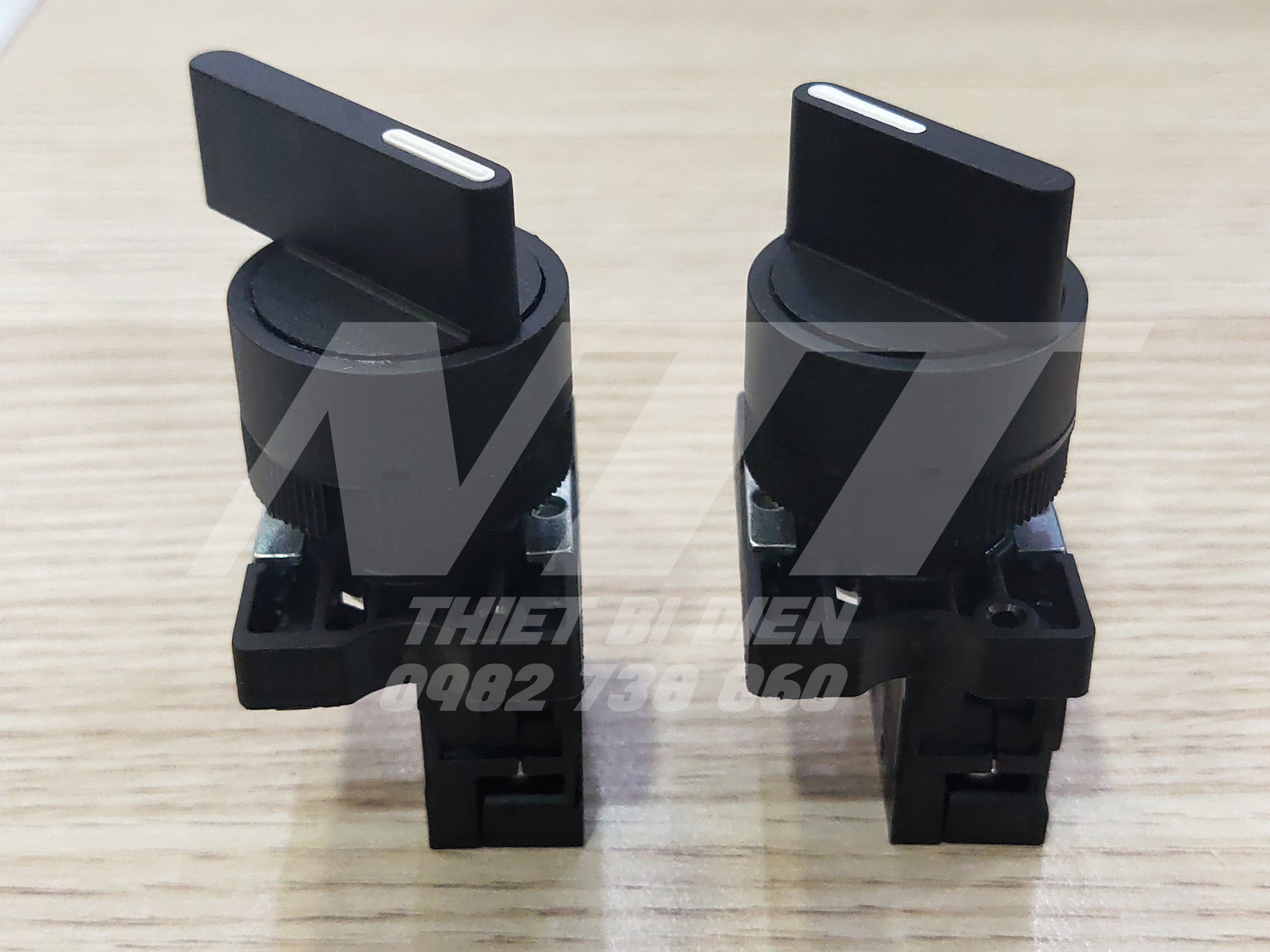 Công tắc xoay 2 vị trí, 3 vị trí phi 22 NP2 Chint
