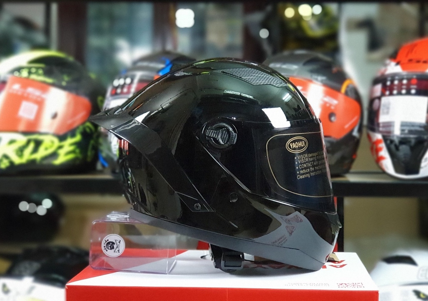 MŨ FULLFACE ĐEN BÓNG TẶNG ĐUÔI GIÓ PISTA, BẢO HÀNH 12 THÁNG