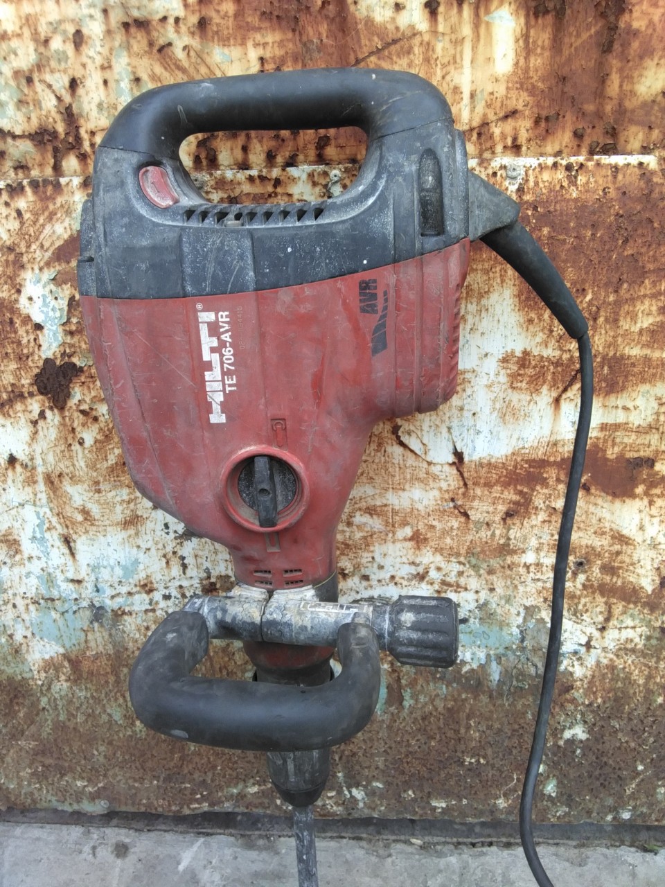 HILTI 706 AVR 220V