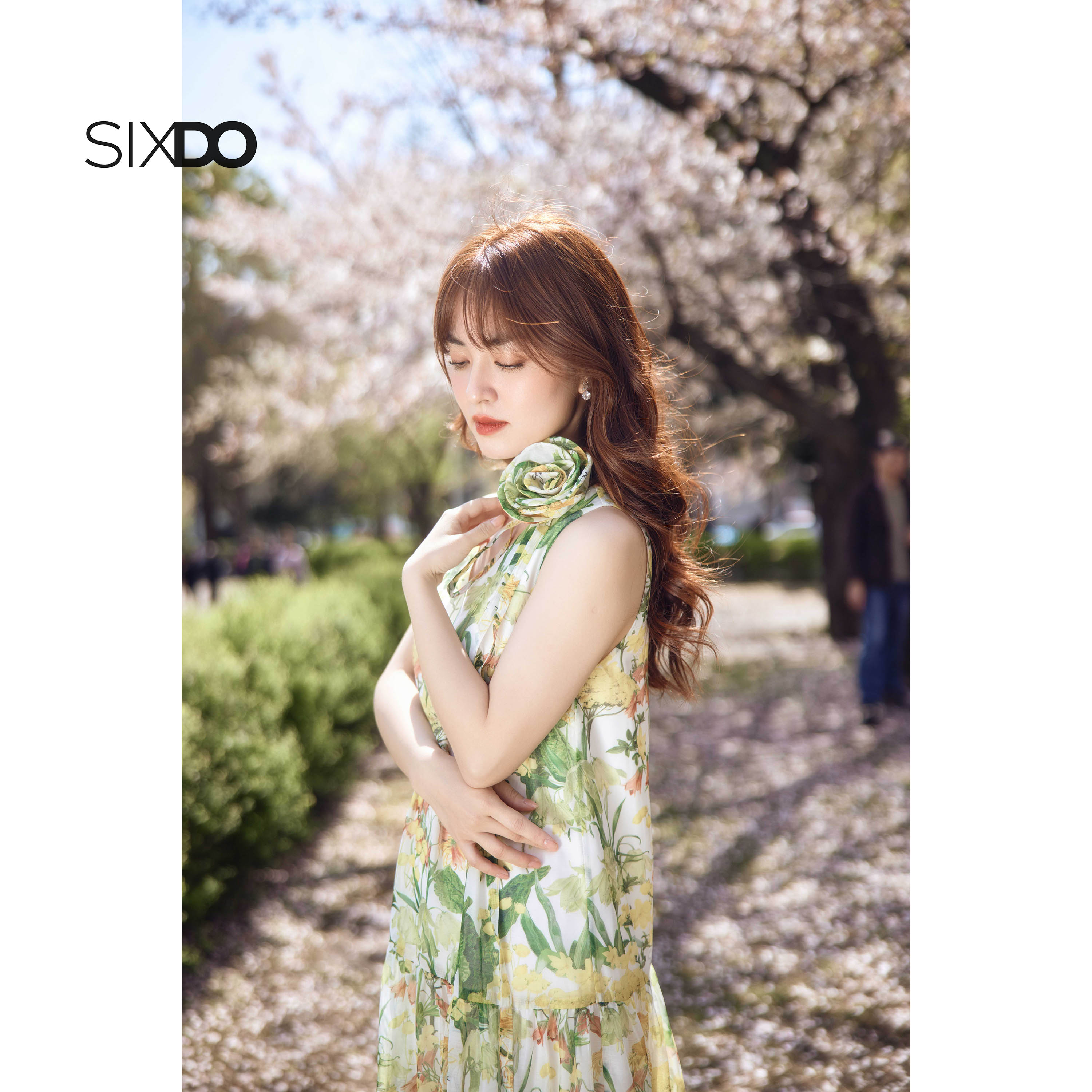 Đầm tơ organza sát nách dáng xòe SIXDO (White Floral Sleeveless Midi Dress)