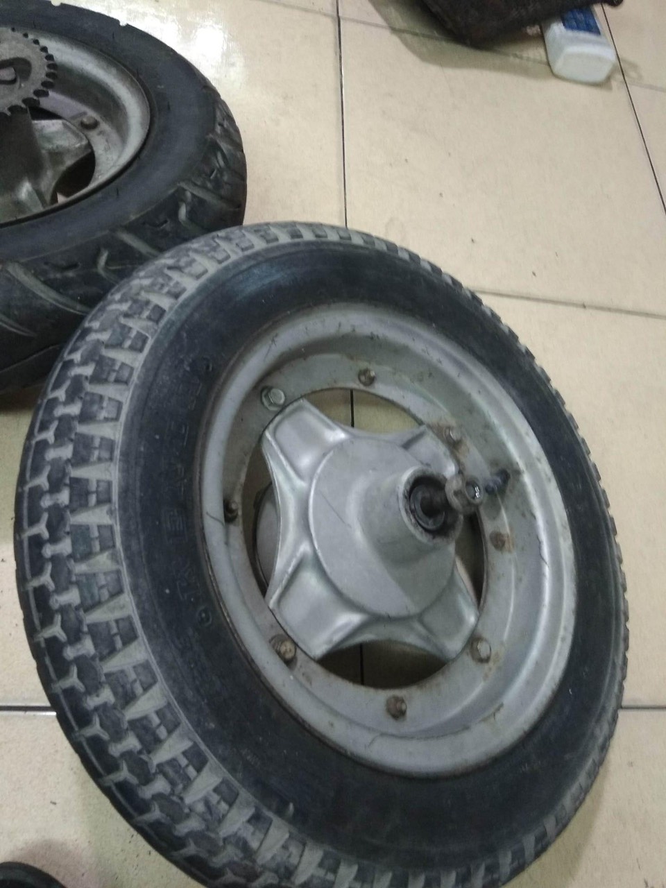 Bộ 2 chiếc bánh xe cho chaly đầy đủ cả trục bánh