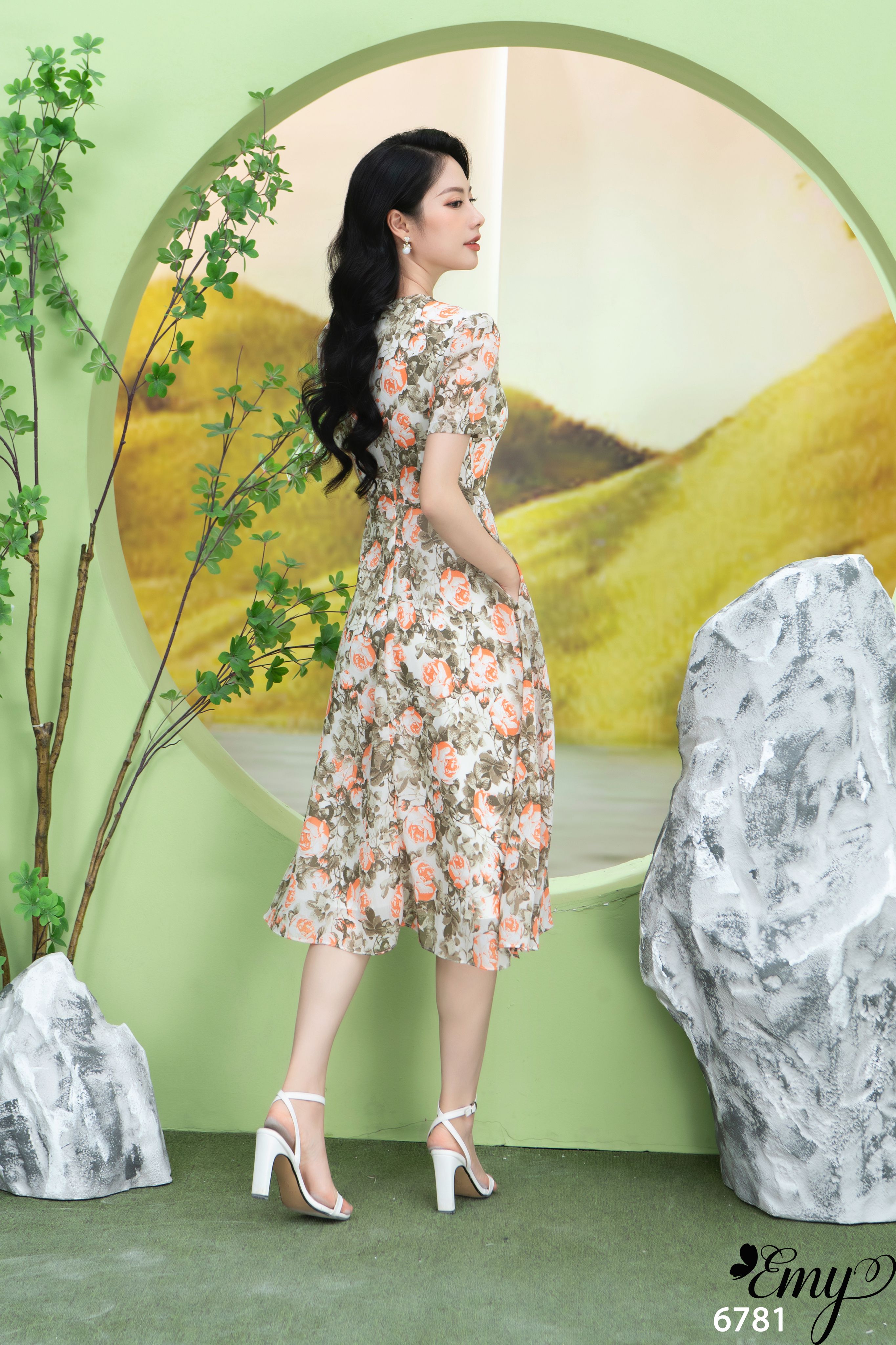 Đầm EMY EM6781 Xoè Cổ V Bèo