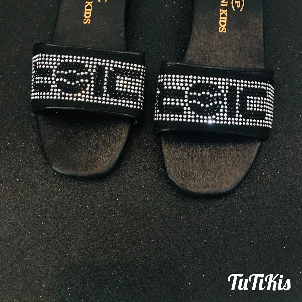 DÉP LÊ TRẺ EM ĐÍNH ĐÁ(XẢ KHO)