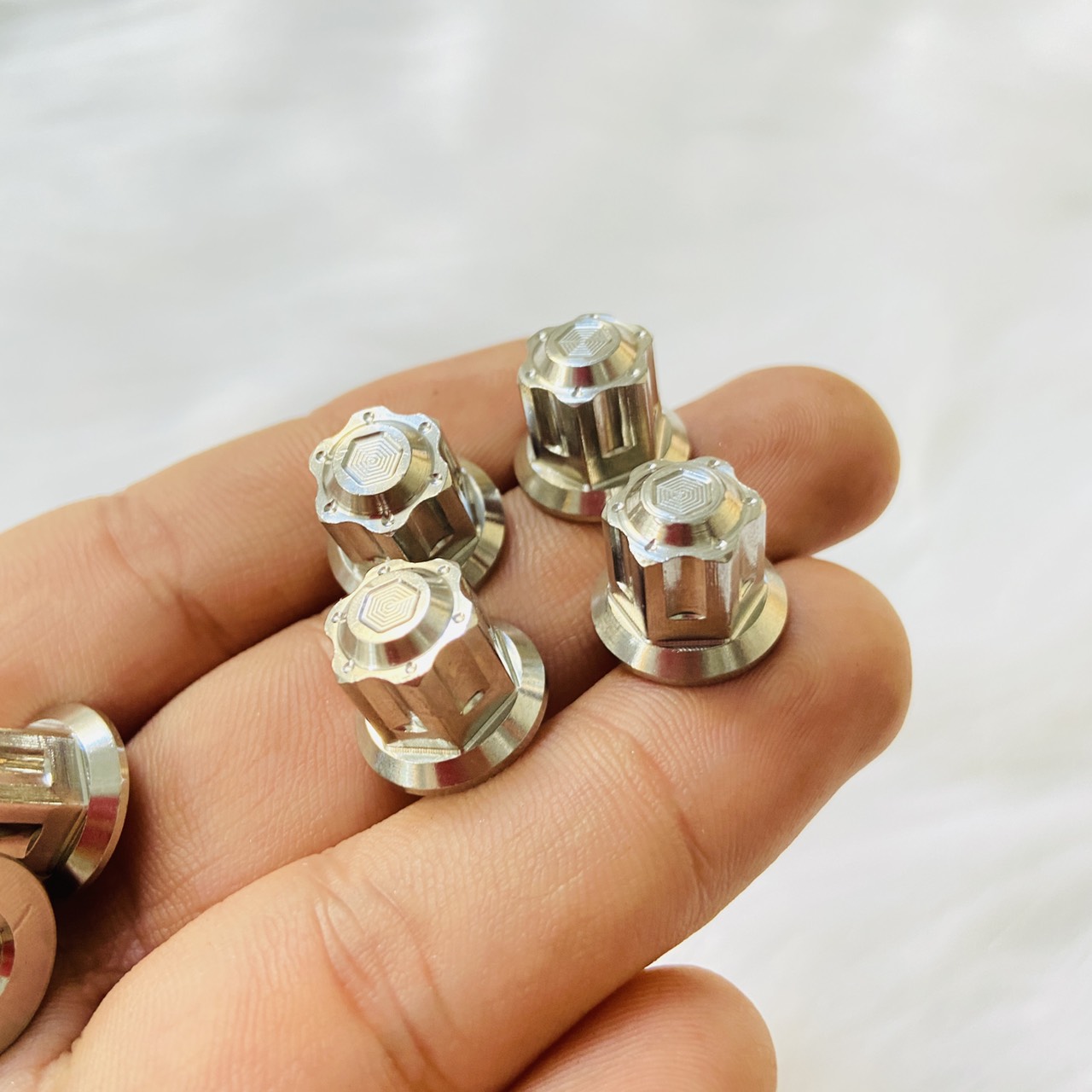 [HCM][4 ỐC SALAYA] ỐC SALAYA 8LY ĐẦU BÍT GẮN NẮP ĐẦU BÒ TRANG TRÍ CHO XE SIRIUS,JUPITER,FUTURE 125,WAVE 125 SÁNG BÓNG