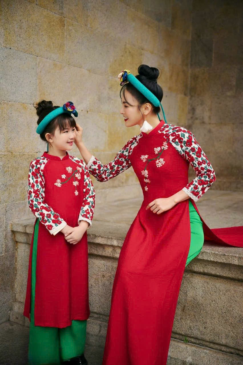Set áo dài cho mẹ và bé phối tay hoa
