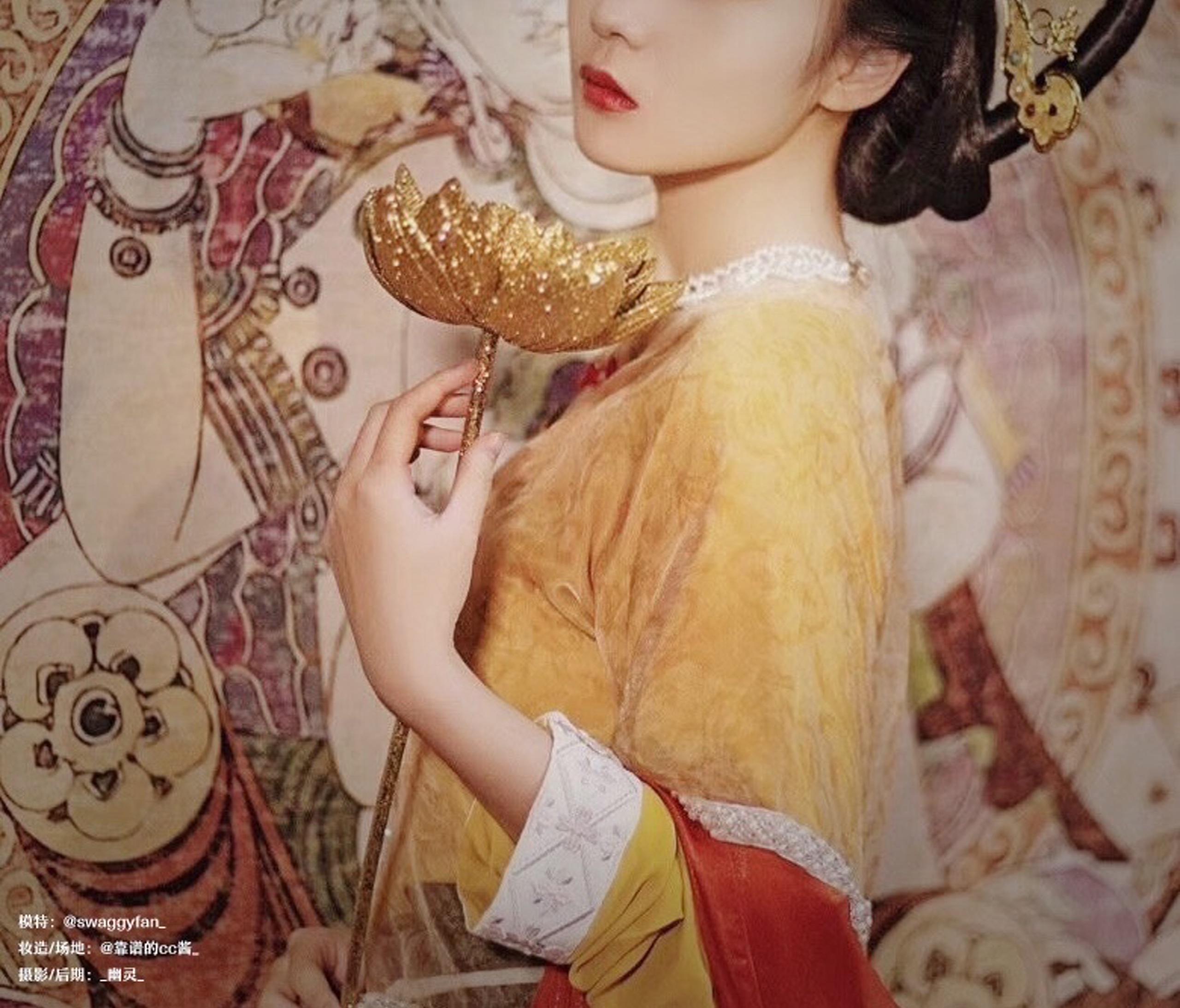Hoa sen vàng cầm tay chụp ảnh