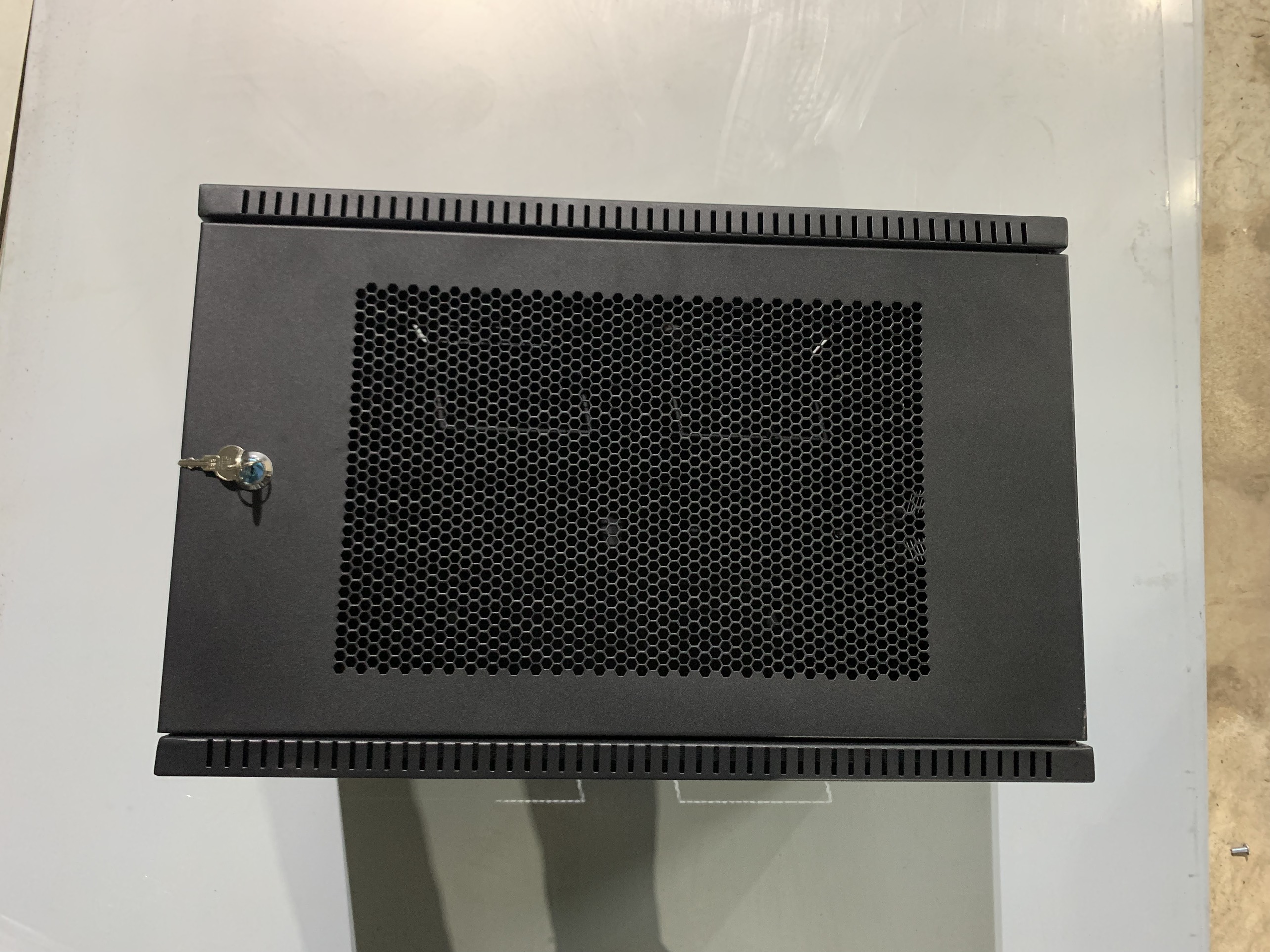 TỦ RACK 6U CHO HỆ THỐNG MẠNG VÀ CAMERA QUAN SÁT.