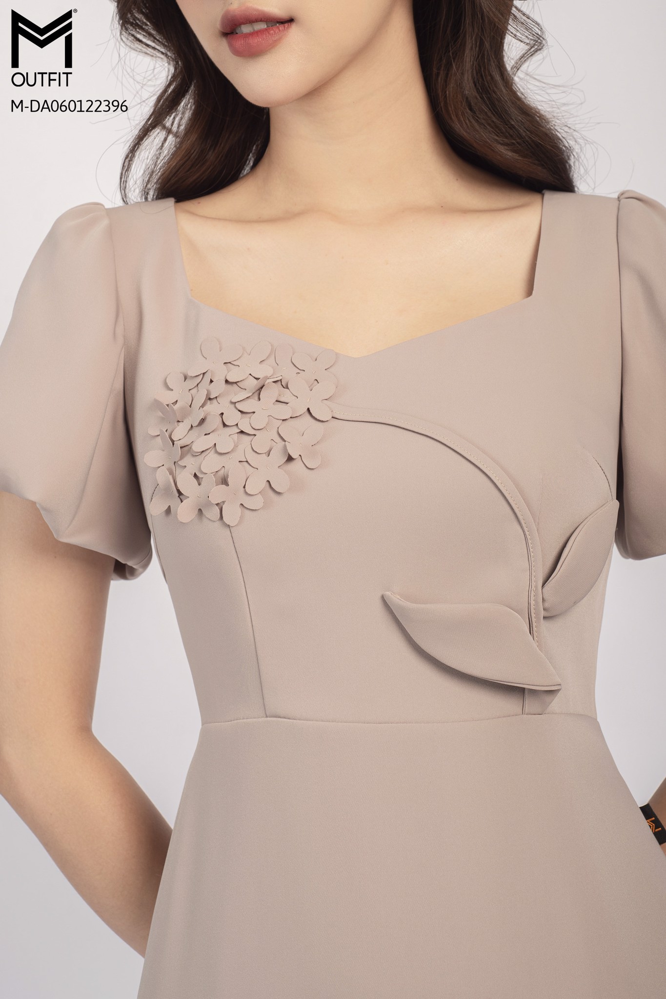 Đầm cổ U đính hoa 3D - Mmoutfit