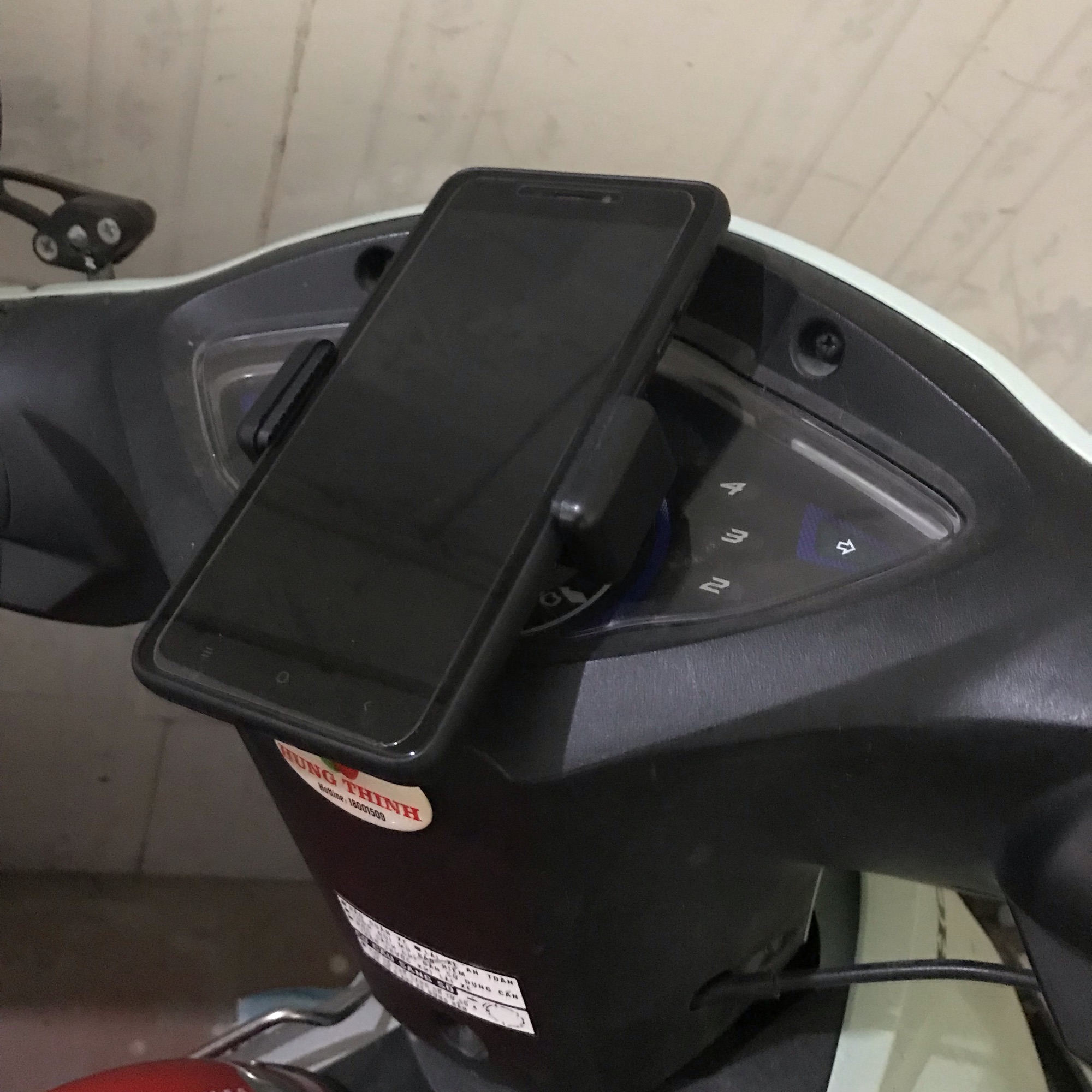 Giá đỡ điện thoại kèm băng keo 3M