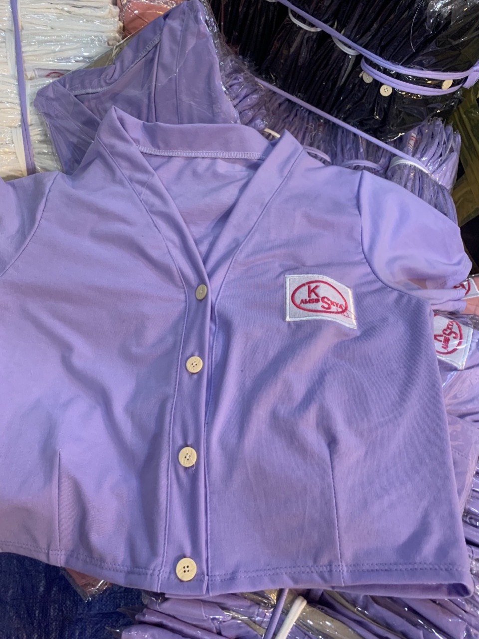Áo croptop cổ V phối nút in logo TTSLA0220