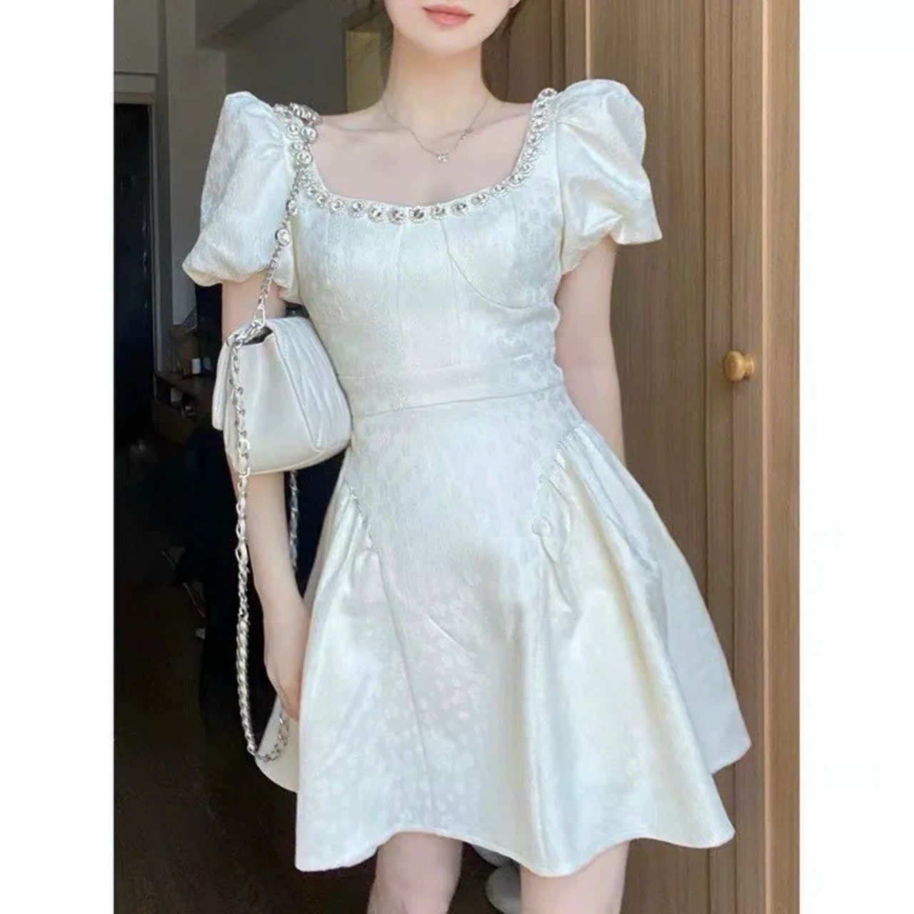 Đầm thiết kế dáng xòe tay bồng đính đá cổ N8