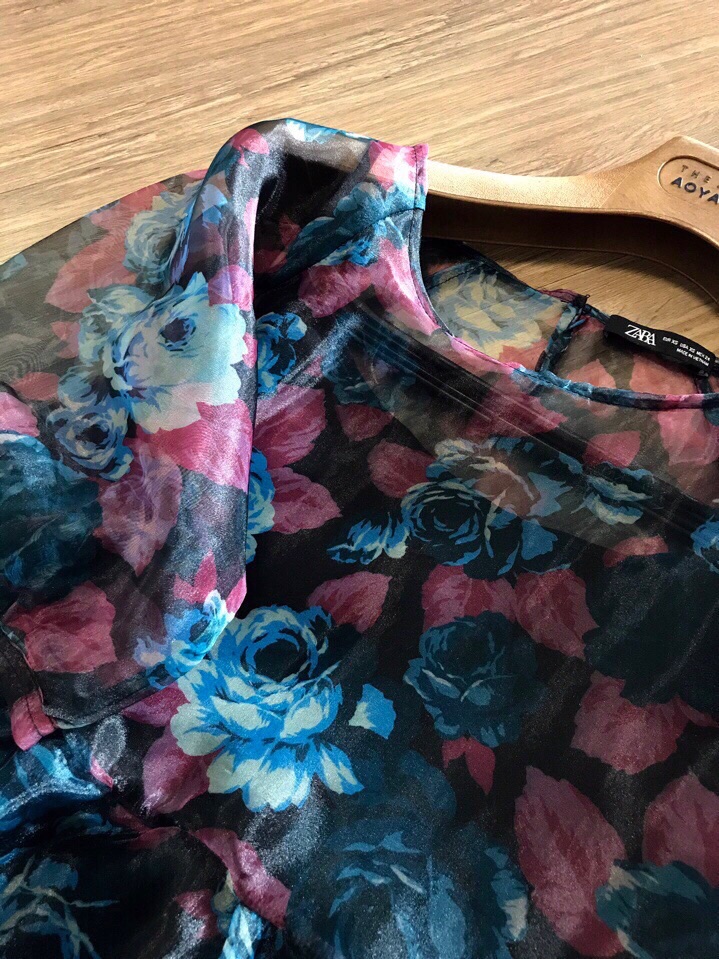 Đầm hoa tay phồng zara