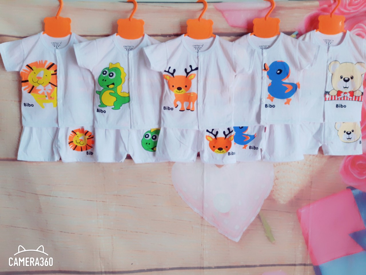 SÉT 5 BỘ HÌNH CÀI CÚC GIỮA TRẮNG KUTE ( KÈM QUÀ TẶNG )