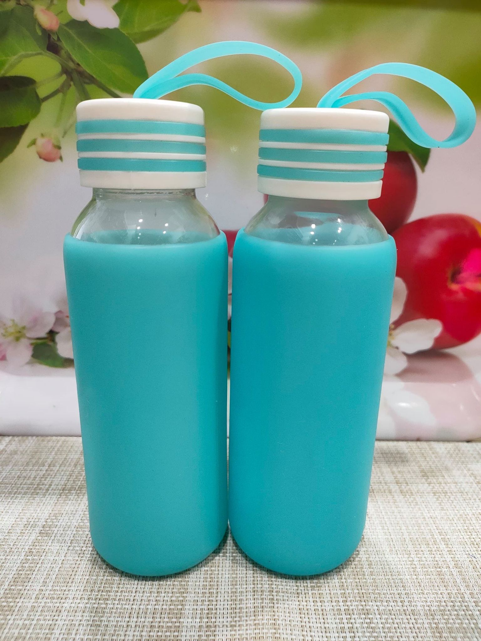 BÌNH NƯỚC THỦY TINH 300ML BỌC SILICON, NẮP CÓ DÂY XÁCH