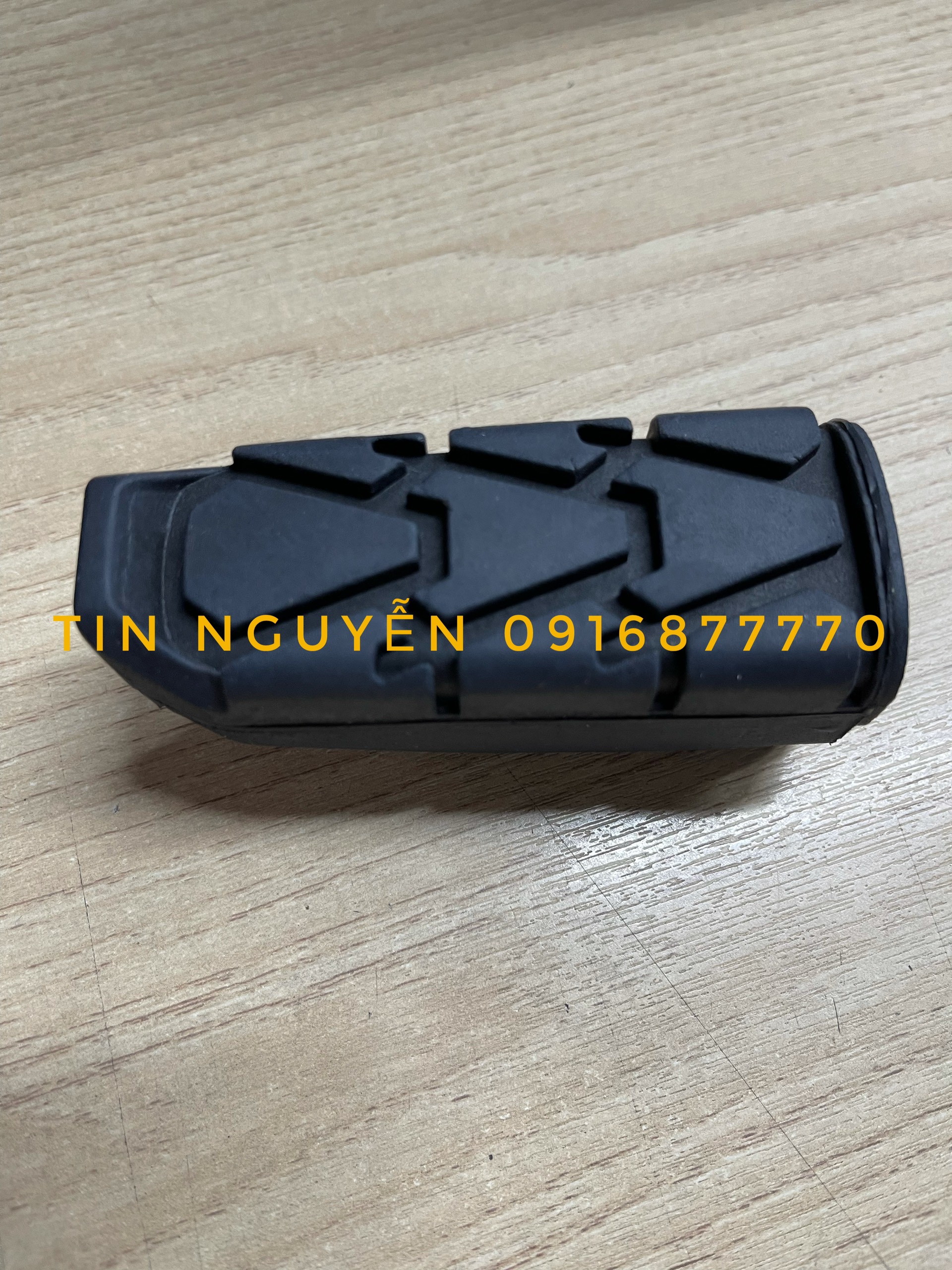 Cao su gác chân trước xe Sonic 150R/ Winner chính hãng - 1 bên