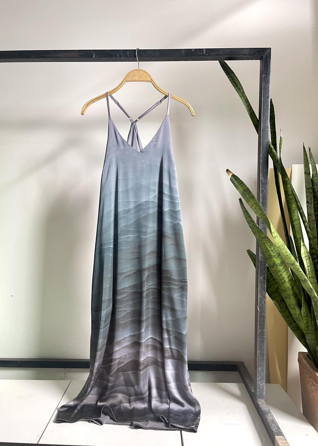 Đầm midi lụa hoa 2 dây Infashion