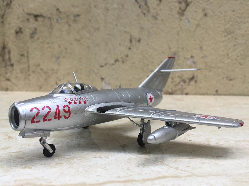 [HCM]Mô hình máy bay Tiêm kích MIG 15 - 1:72