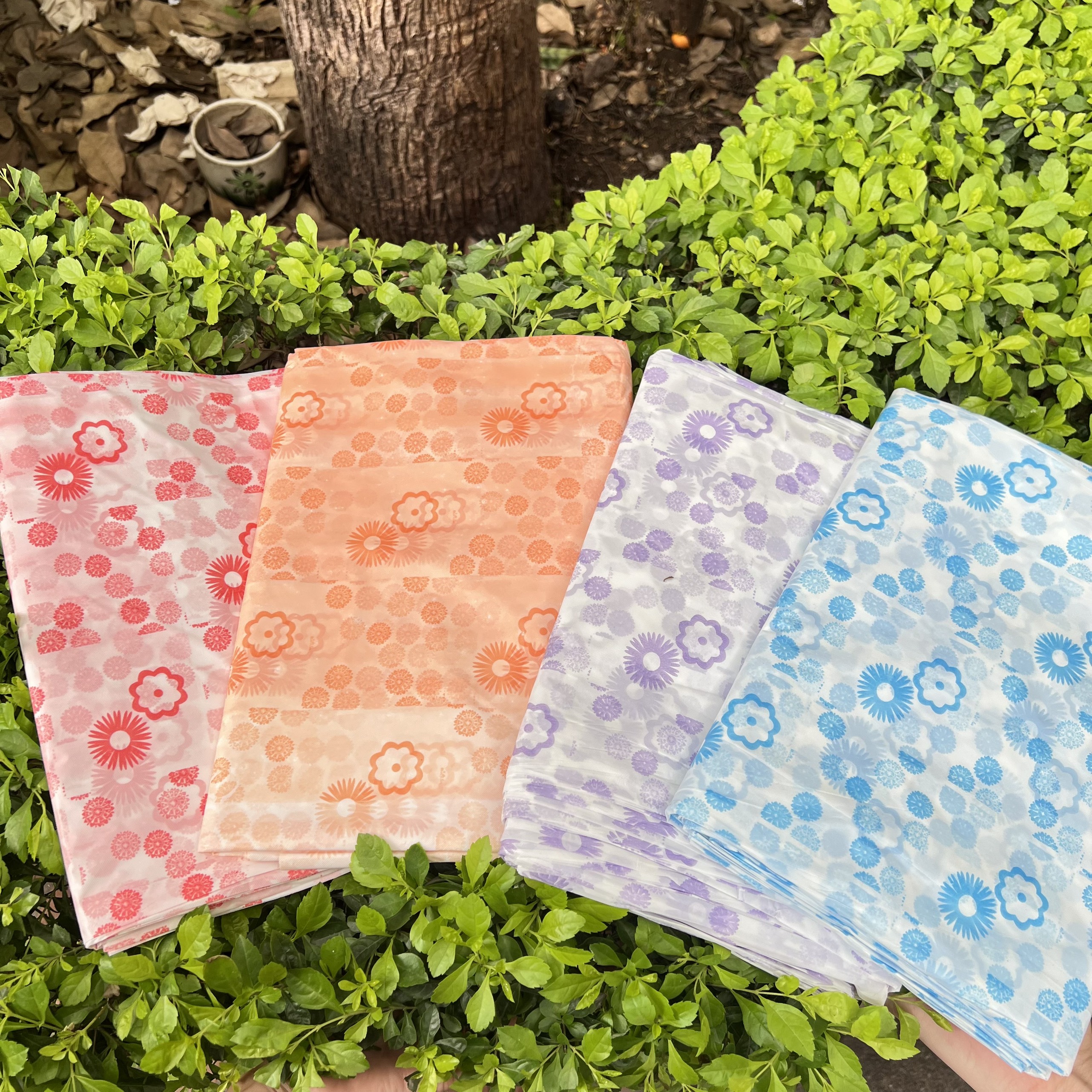Khăn trải bàn nilon dùng 1 lần (10 cái/bịch)