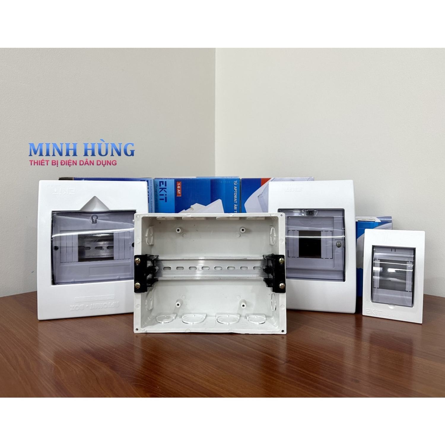 Tủ điện âm tường EKIT chứa aptomat cài