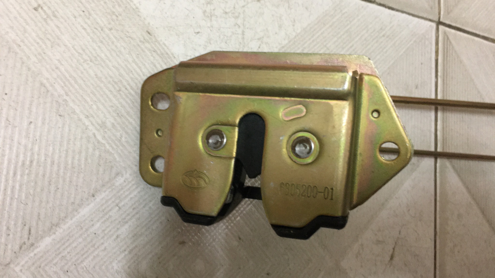 Khóa ngậm cốp sau Dongben X30