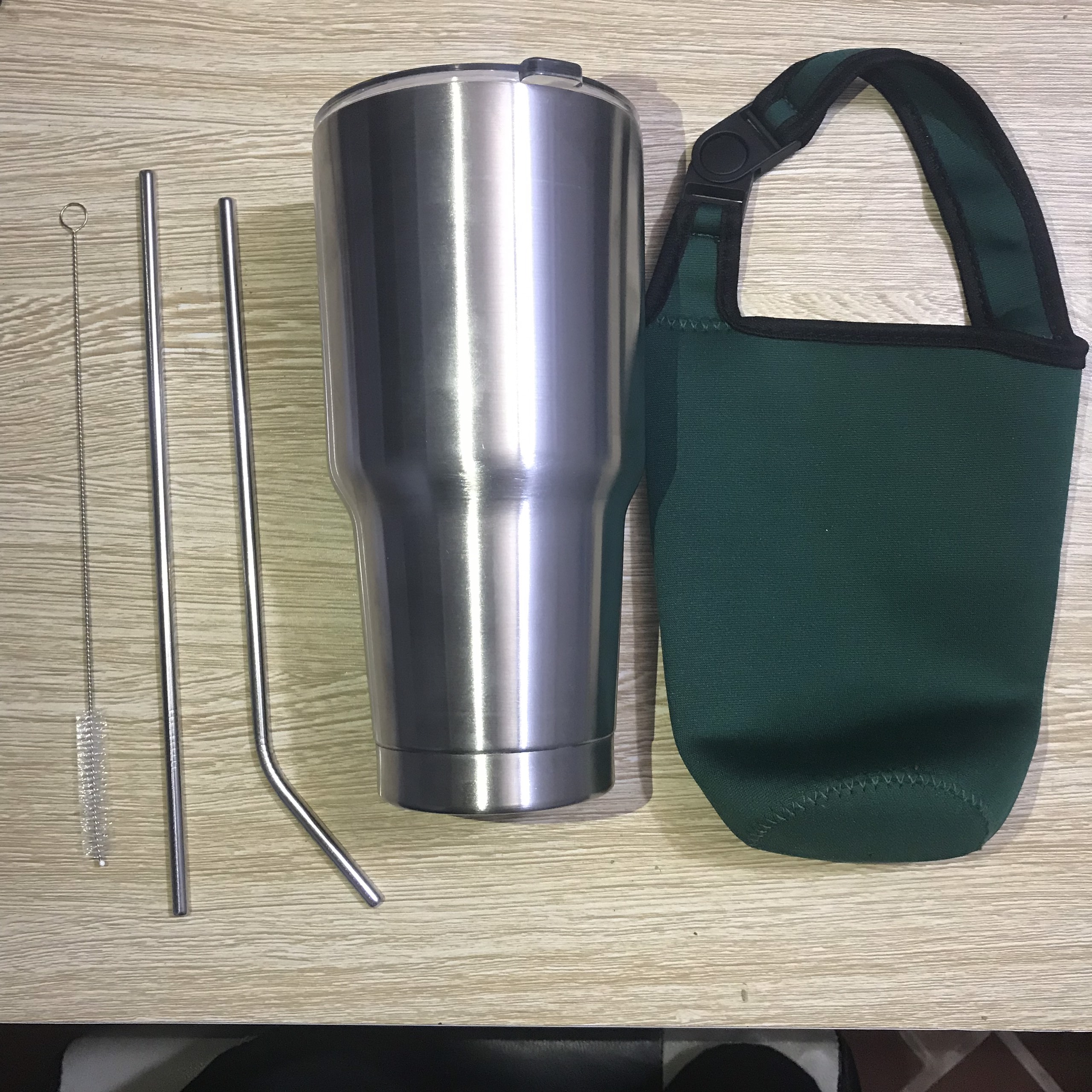 Anti-spill glass with a high-grade stainless steel nozzle