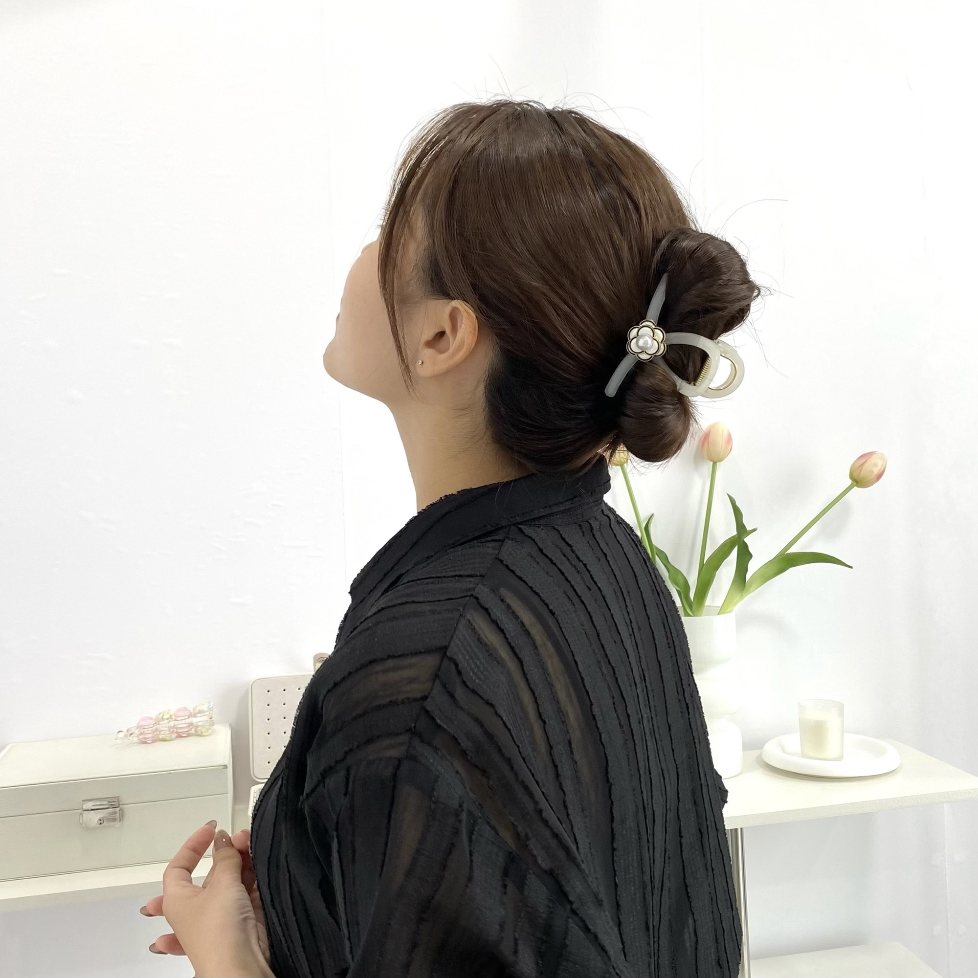 Kẹp tóc dáng dài đính hoa trà Modleaf Rose midi pin Hàn Quốc