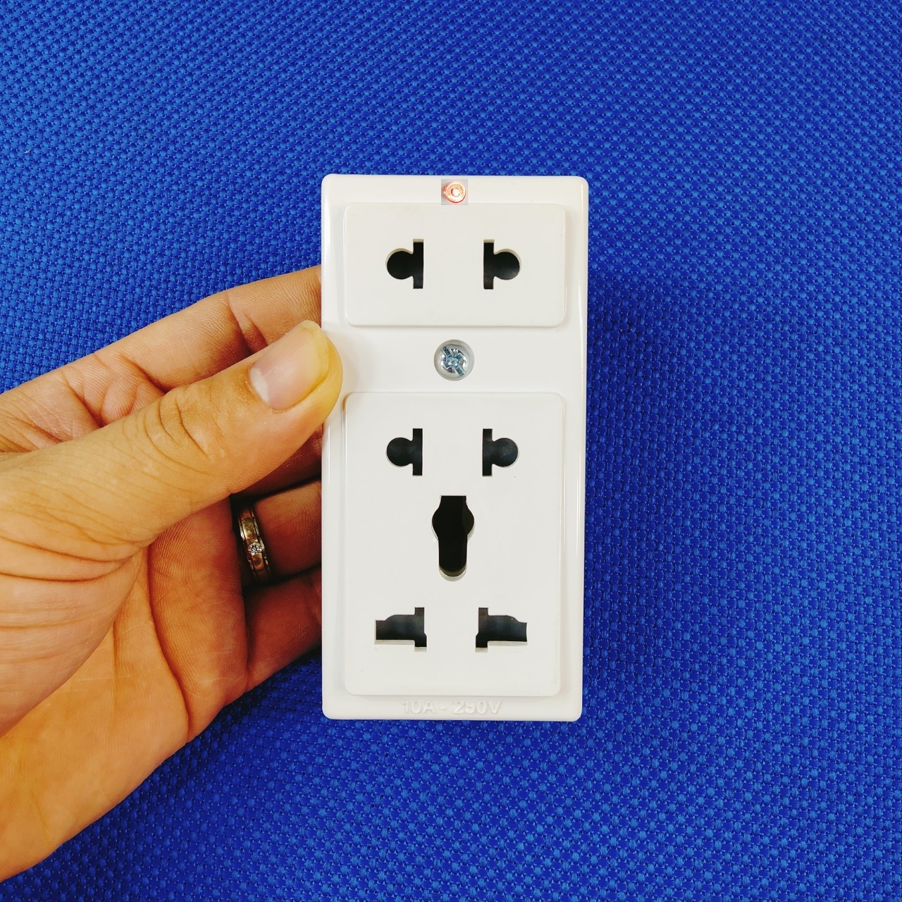 Ổ cắm điện SỨ CHỊU TẢI CAO 6.000W đa năng CAO CẤP + BH 3 NĂM + 3 Lỗ cắm lõi SỨ chịu tải, chịu nhiệt ĐA NĂNG + Đèn LED báo