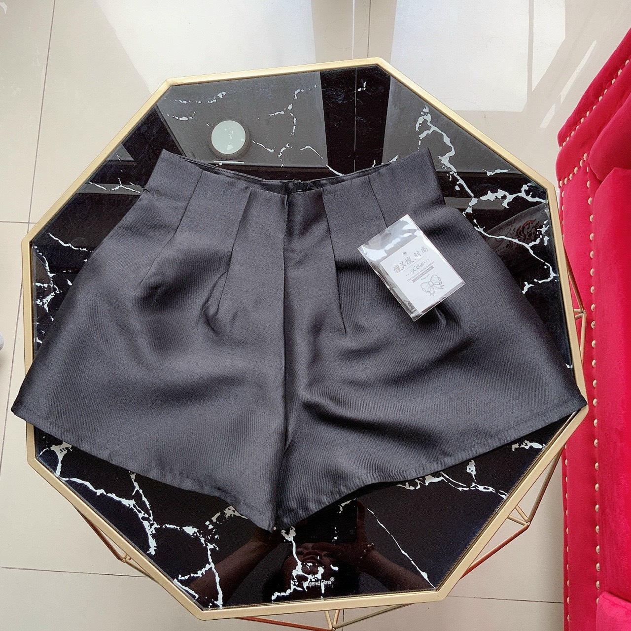 Quần shorts bóng xếp ly eo cực xinh , chất dày dặn