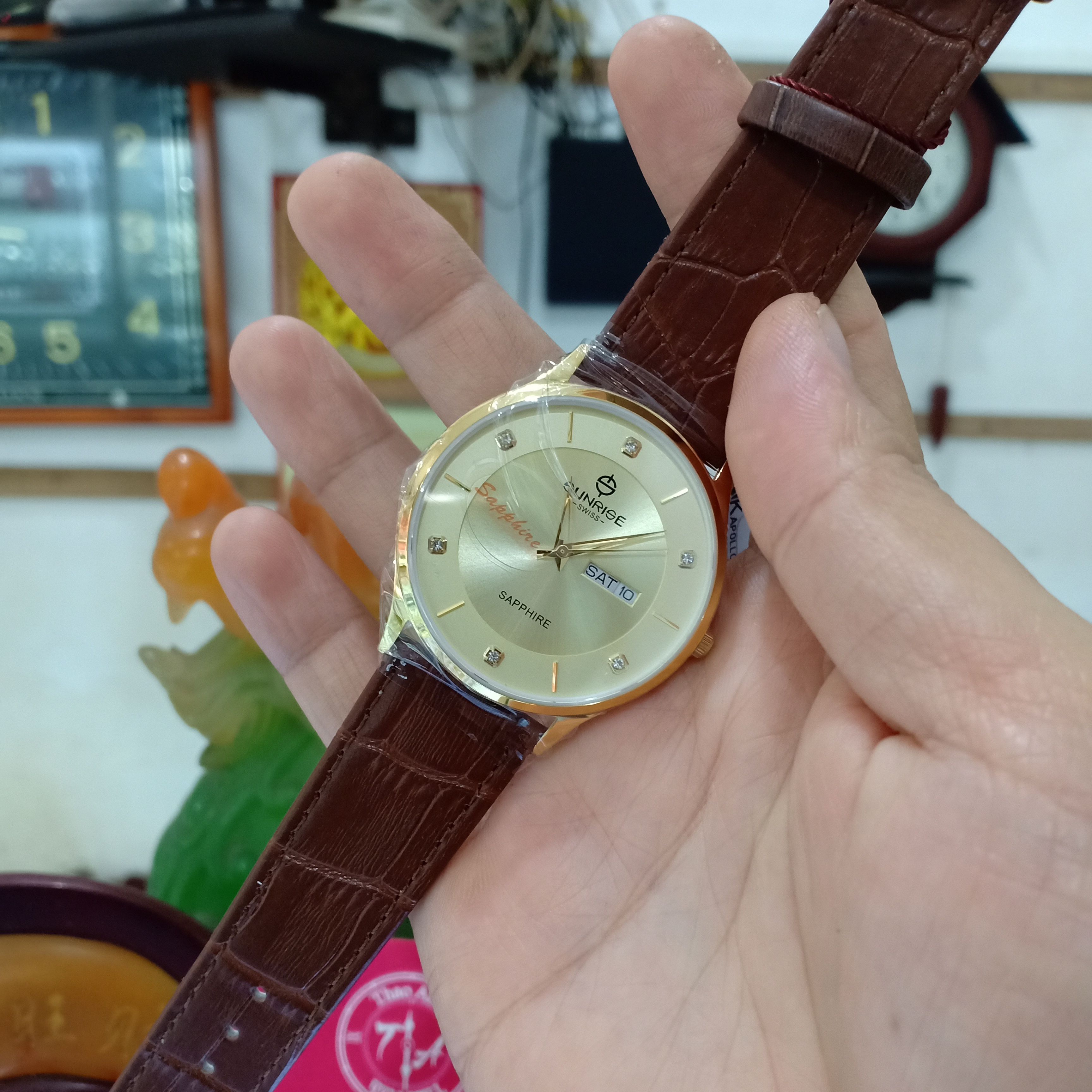 Đồng hồ dây da nam SUNRISE 1109PB mặt siêu mỏng, kính sapphire chống xước, chống nước tốt.