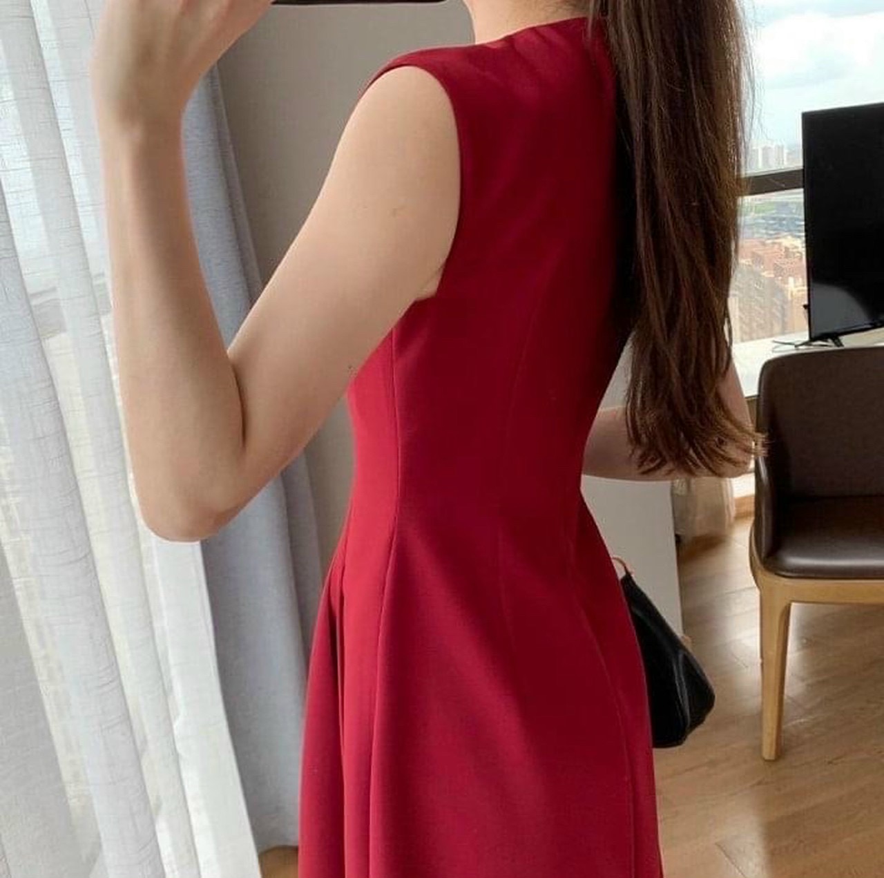 Đầm đỏ cổ tròn xếp li xéo