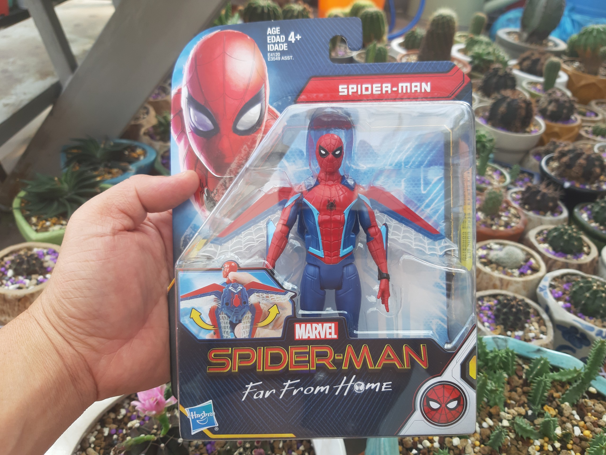 Mô hình nhân vật Spider man cao 14cm (Marvel) màu đỏ có cánh của hãng Hasbro  - Nhân vật bằng nhựa và nguyên hộp như hình. 