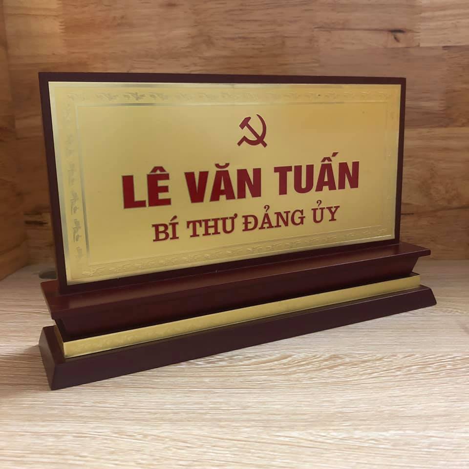 Biển chức danh mica đế gỗ (12x24cm). bền đẹp