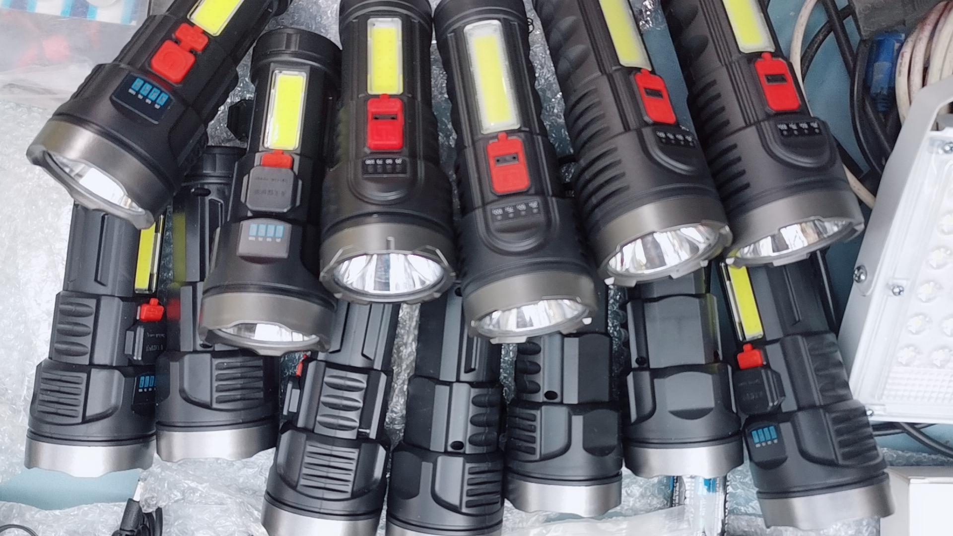 Đèn pin siêu sáng, 3 chế độ, bảo hành 1 đổi 1