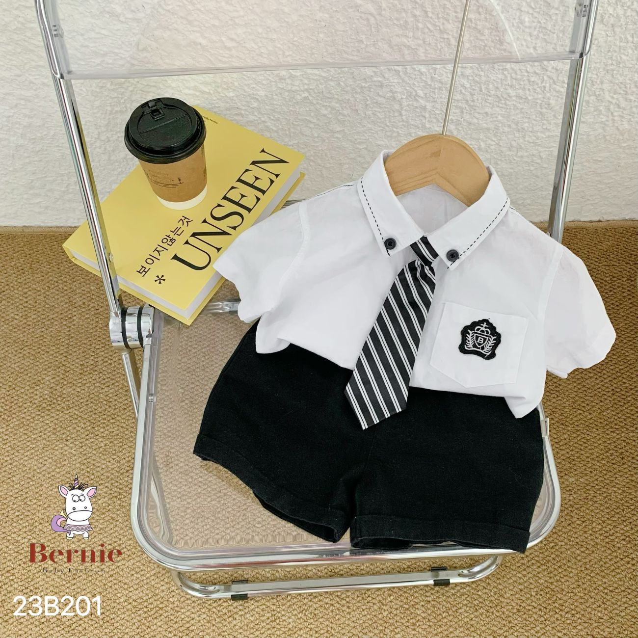 Set bộ đi chơi bé trai BERNIE áo sơ mi trắng cà vạt phối huy hiệu cho bé từ 9 đến 24kg