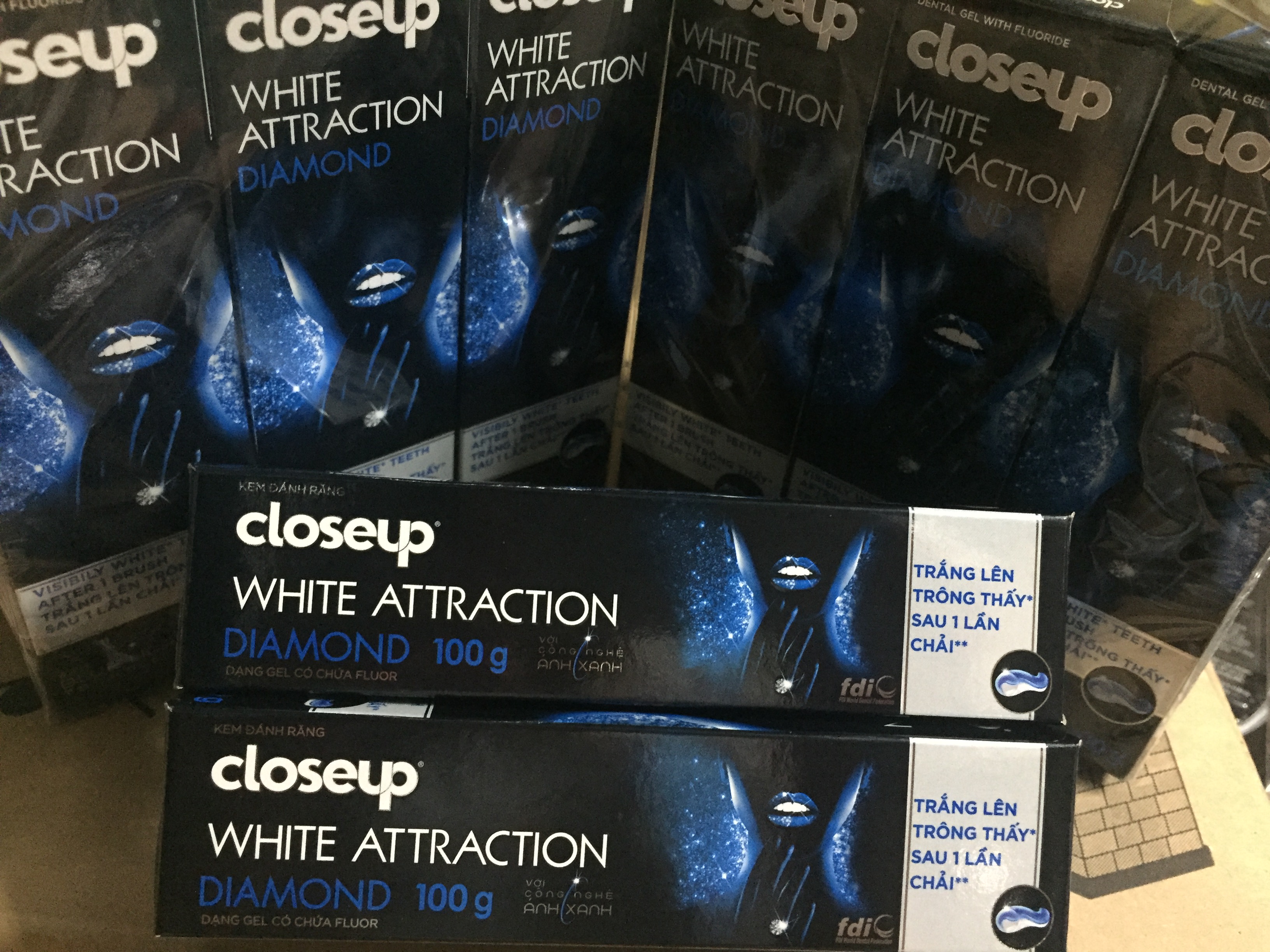 Kem đánh răng Closeup white attraction diamond 100g ( kem đánh răng trắng sáng kim cương Closeup 100gr)